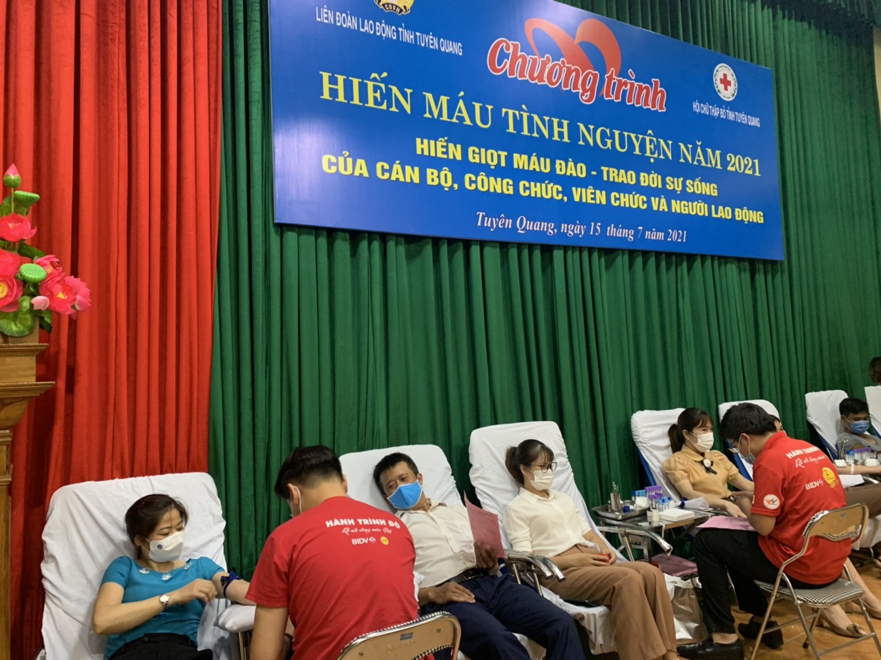 Công đoàn Cục Thi hành án dân sự tỉnh Tuyên Quang tham gia chương trình hiến máu tình nguyện năm 2021.
