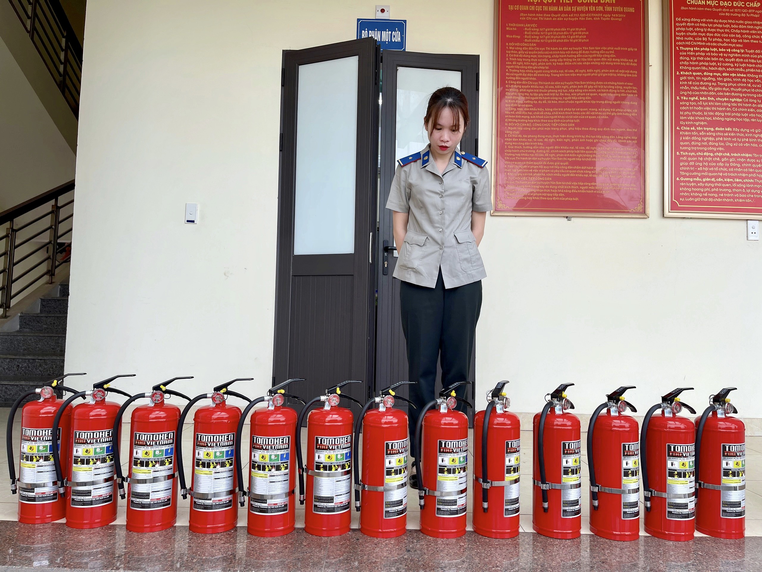 Công chức, người lao động Chi cục THADS huyện Yên Sơn tự trang bị bình chữa cháy để phục vụ an toàn phòng, chống cháy nổ tại gia đình.
