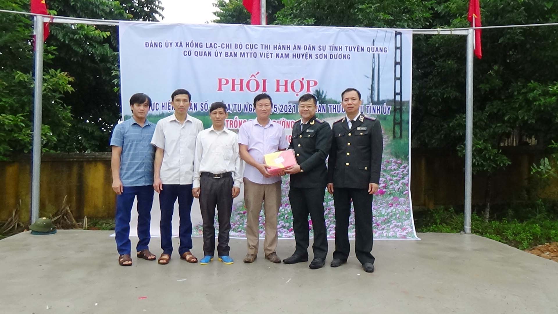Cục Thi hành án dân sự tỉnh tham gia các hoạt động với nhân dân xã Hồng Lạc, huyện Sơn Dương