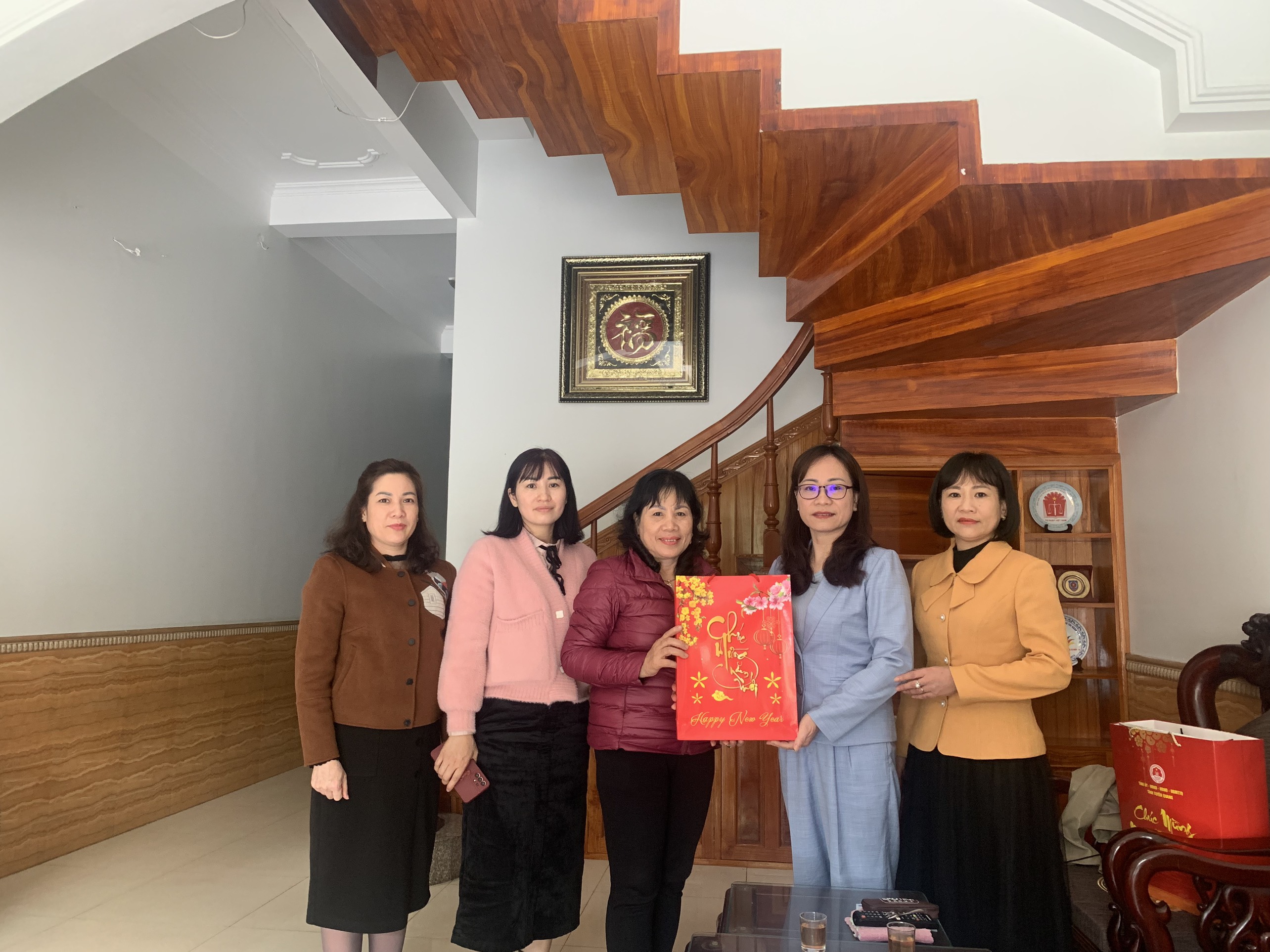Cục THADS tỉnh Tuyên Quang thăm, chúc tết các gia đình chính sách, lãnh đạo, công chức đã nghỉ hưu nhân dịp Tết Nguyên đán Quý Mão 2023