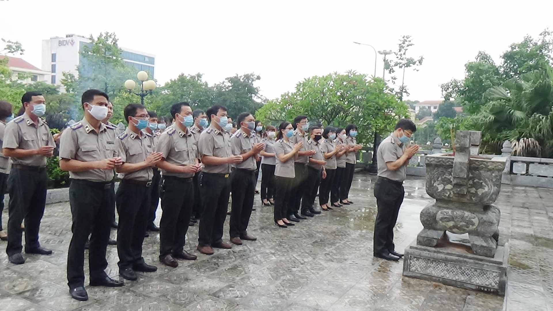 Lãnh đạo Cục, lãnh đạo các Chi cục, công chức Cục Thi hành án dân sự tỉnh Tuyên Quang dâng hương, báo công tại đền thờ Bác.