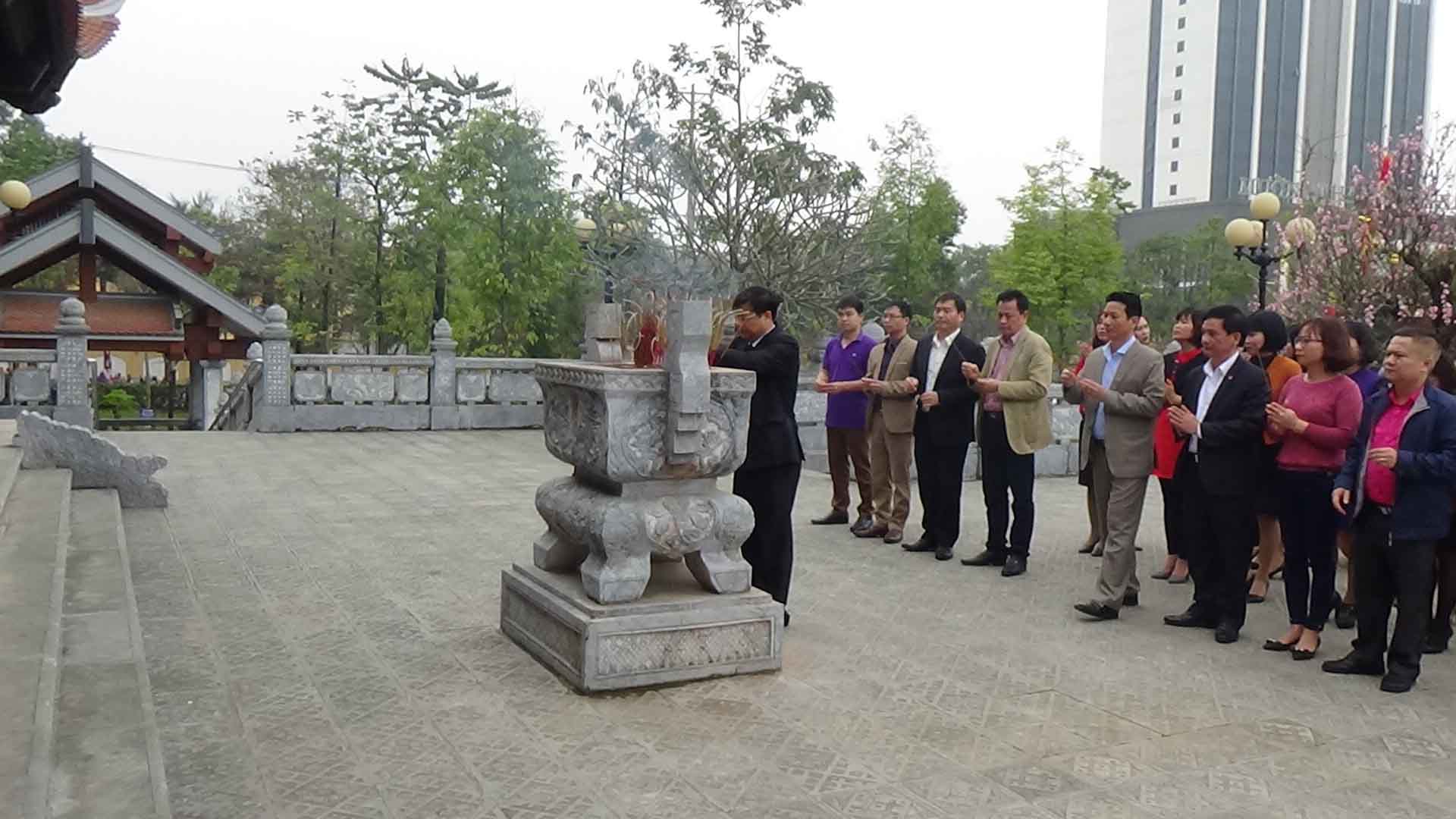 Cục Thi hành án dân sự tỉnh Tuyên Quang tổ chức gặp mặt đầu xuân và dâng hương tại Đền thờ Chủ tịch Hồ Chí Minh