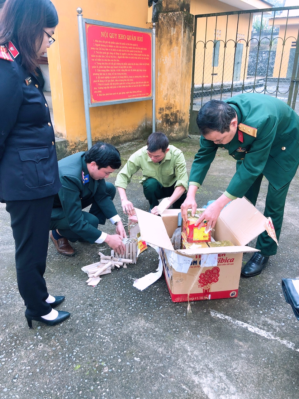 Chi cục Thi hành án dân sự huyện Hàm Yên tổ chức tiêu hủy vật chứng