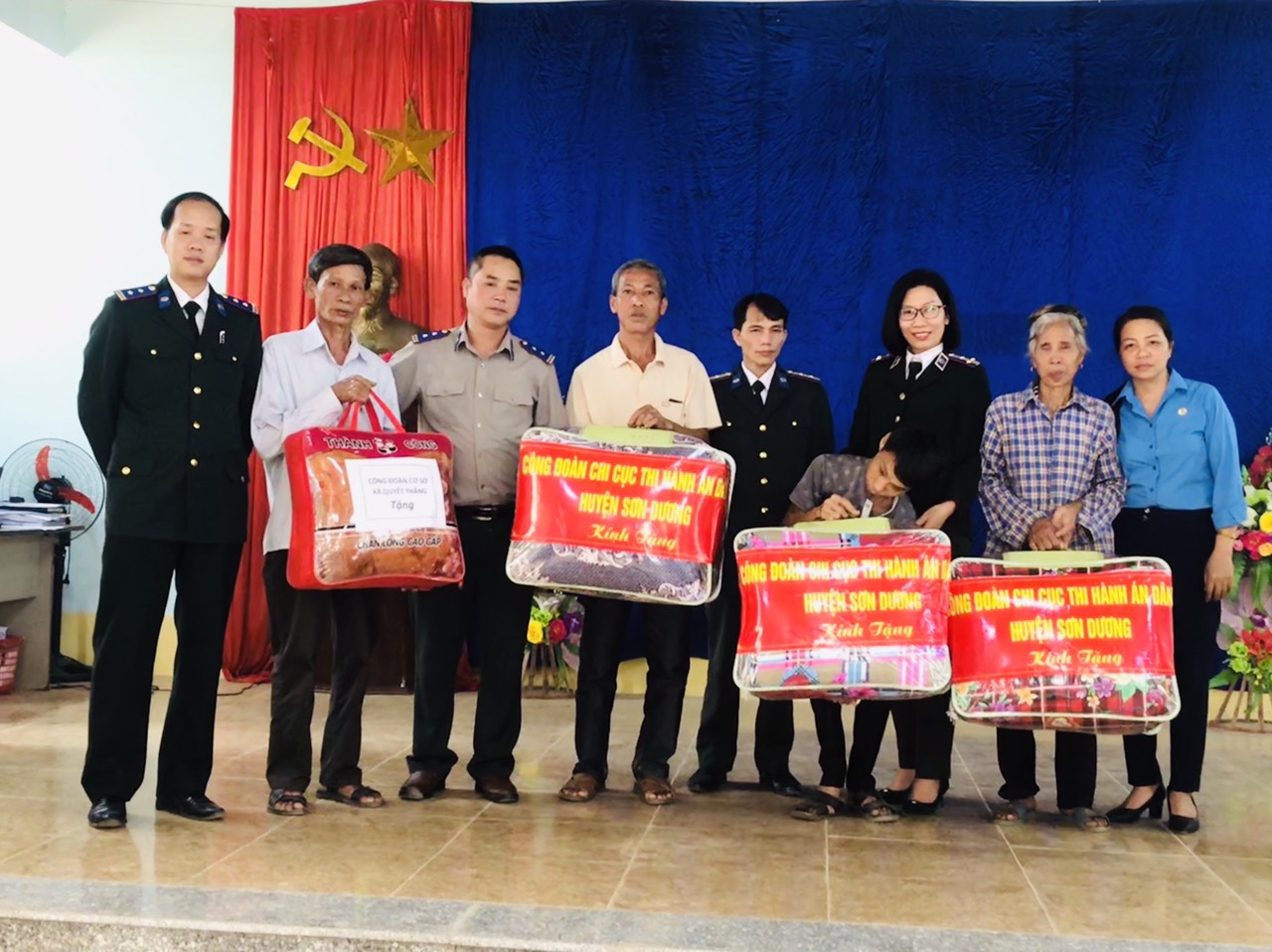Công đoàn Chi cục Thi hành án dân sự huyện Sơn Dương thăm, tặng quà các gia đình có hoàn cảnh đặc biệt khó khăn tại xã Quyết Thắng, huyện Sơn Dương