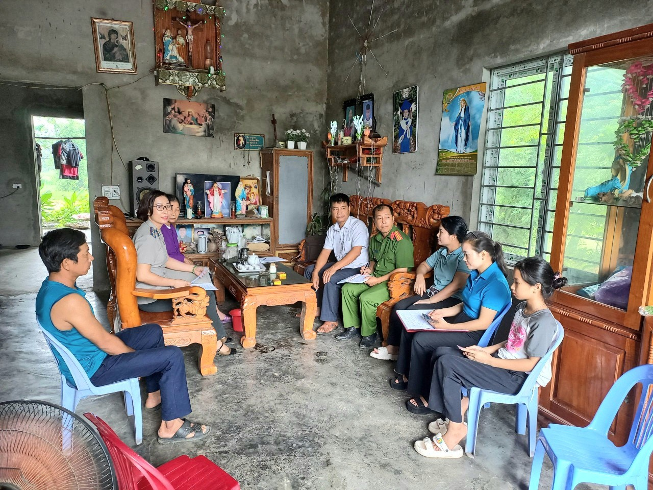 Chi cục Thi hành án dân sự huyện Sơn Dương tổ chức giao con thành công tại xã Vĩnh Lợi, huyện Sơn Dương.