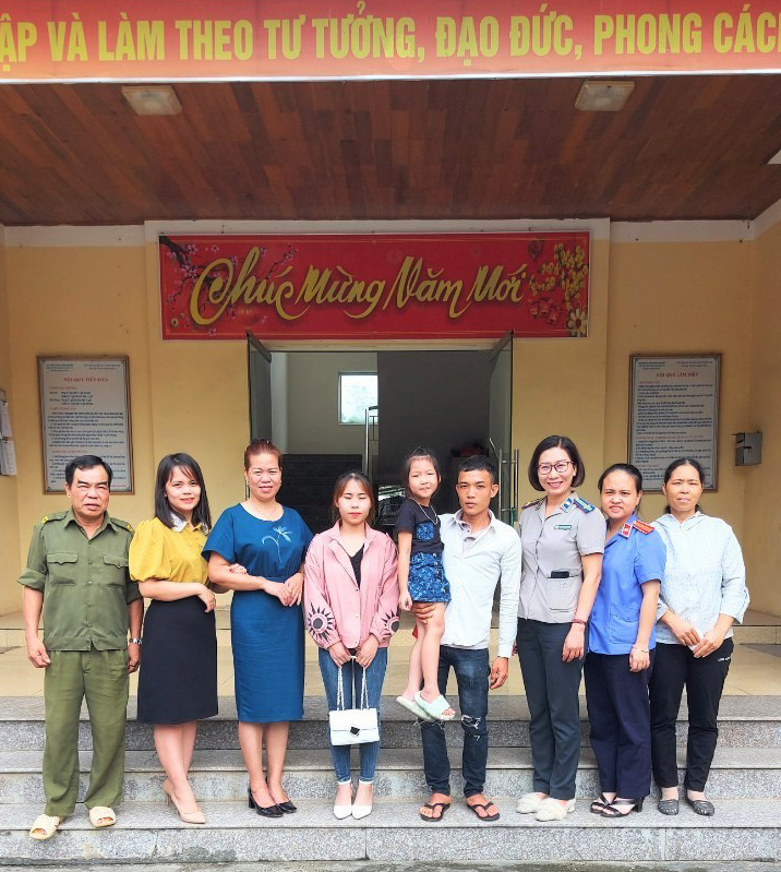 Chi cục THADS huyện Sơn Dương tổ chức giao người chưa thành niên cho người được trực tiếp trông nom, chăm sóc, nuôi dưỡng, giáo dục