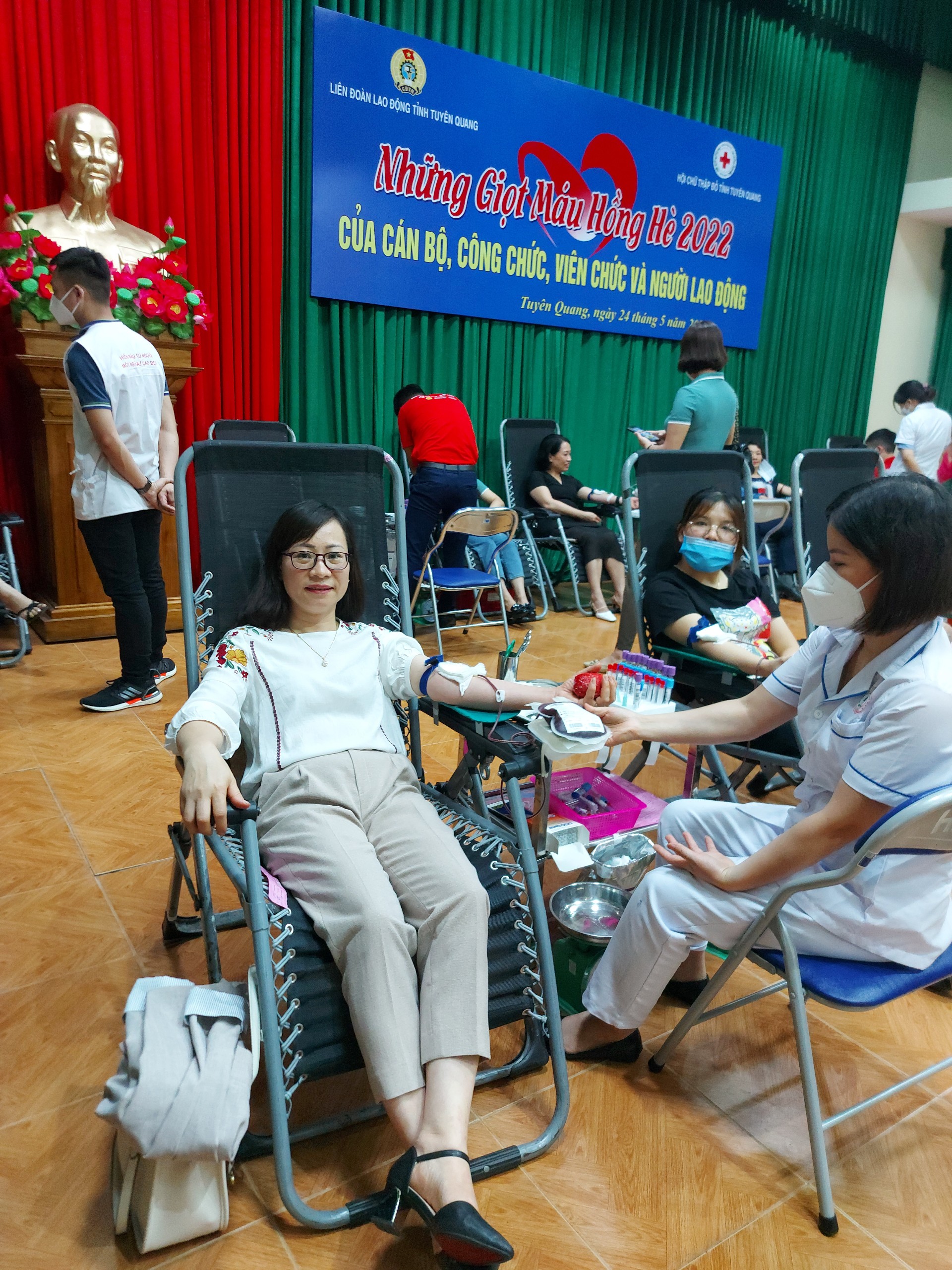 Đoàn viên Công đoàn Cục THADS tỉnh Tuyên Quang tham gia hiến máu tại Chiến dịch 