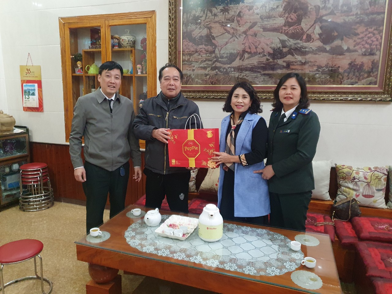 Chi cục Thi hành án dân sự thành phố Tuyên Quang thăm, chúc tết các đ/c công chức đã nghỉ hưu nhân dịp Tết Nguyên đán Quý Mão 2023.