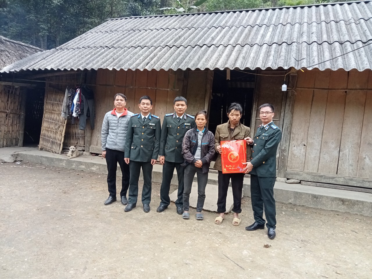 Chi cục Thi hành án dân sự huyện Lâm Bình chúc tết, tặng quà cho các hộ nghèo tại xã Thổ Bình, huyện Lâm Bình nhân dịp Tết Nguyên đán Quý Mão năm 2023