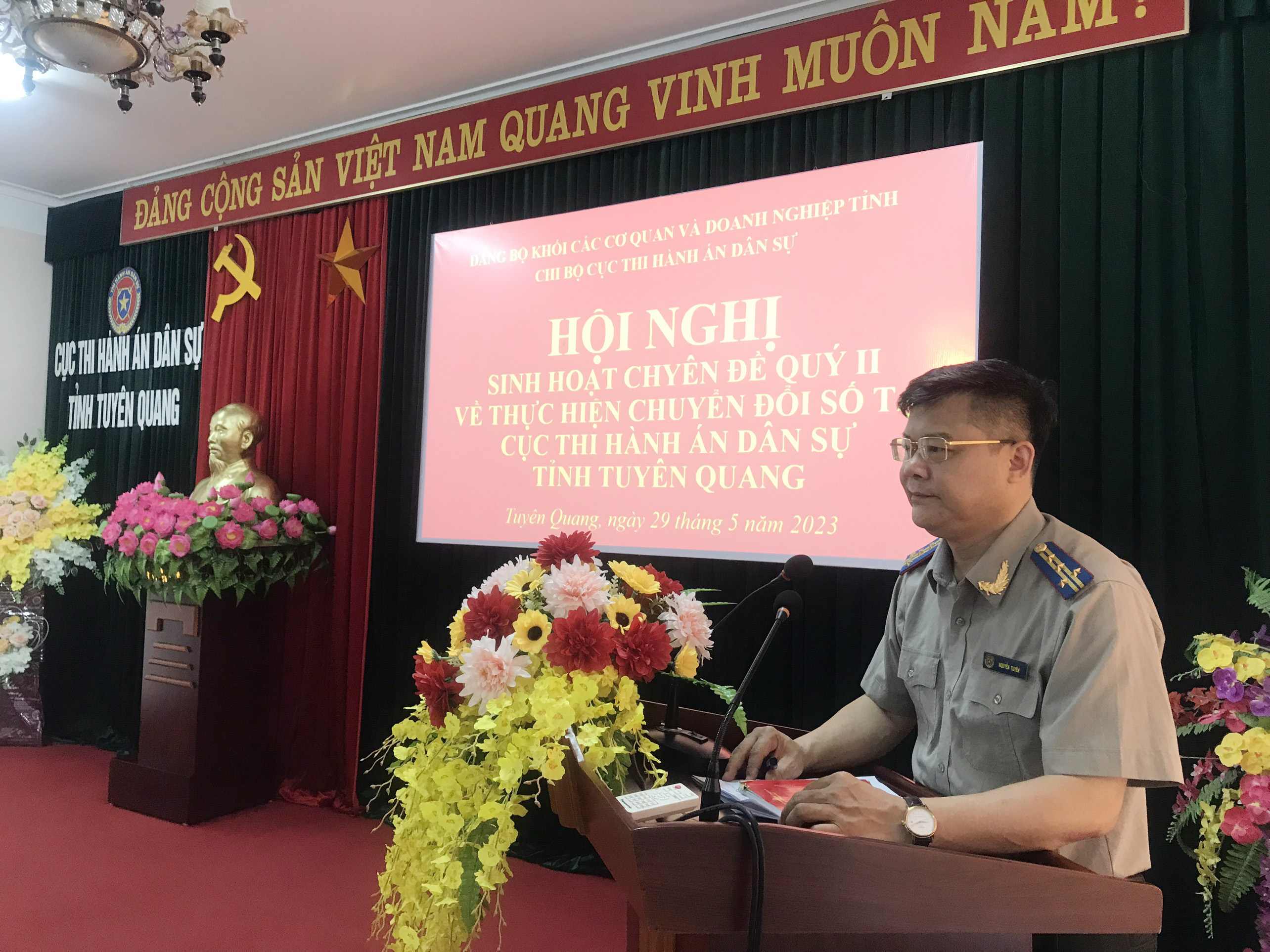 Sinh hoạt Chi bộ chuyên đề quý II/2023 về thực hiện chuyển đổi số tại Cục Thi hành án dân sự tỉnh Tuyên Quang.