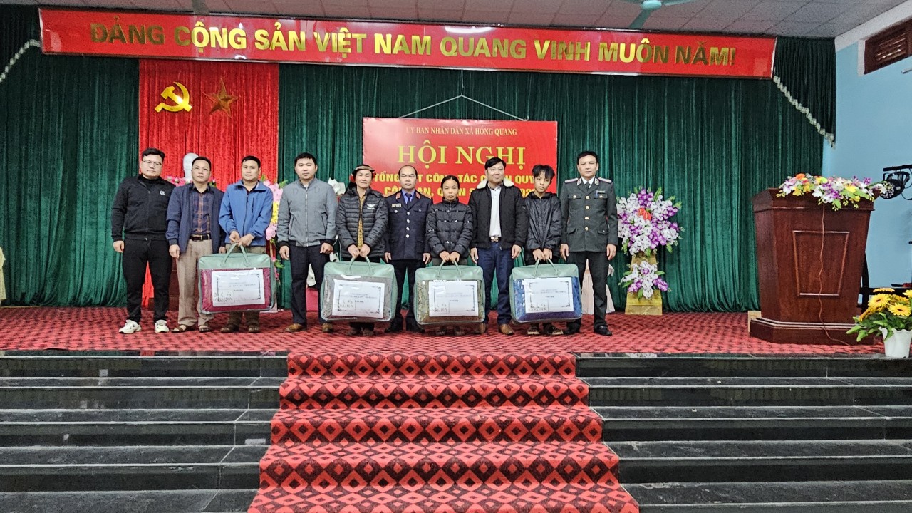 Công đoàn cơ sở TAND, VKSND, Chi cục THADS huyện Lâm Bình phối hợp thăm tặng quà cho các hộ nghèo tại xã Hồng Quang