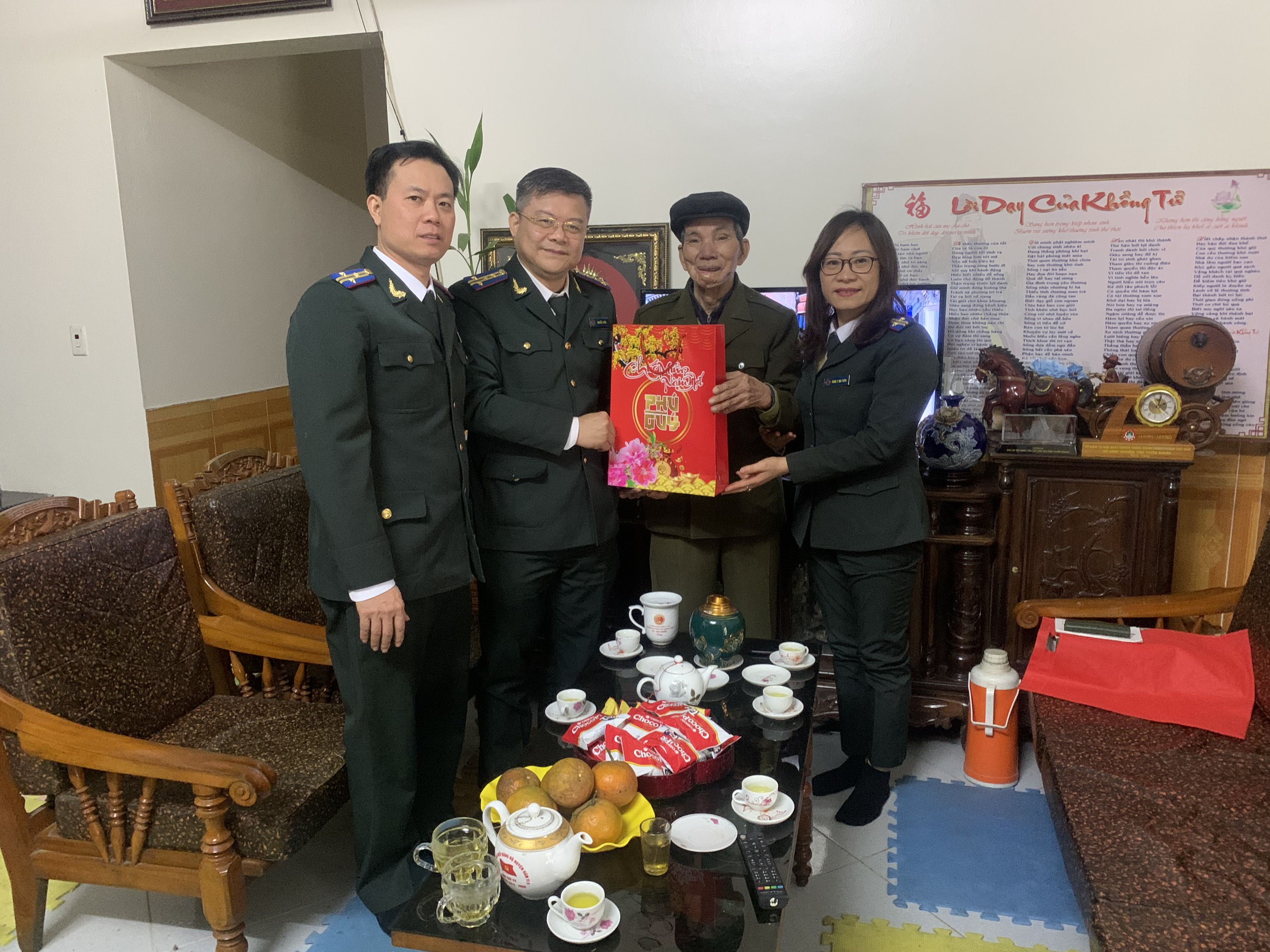 Cục THADS tỉnh Tuyên Quang thăm, chúc tết các gia đình chính sách, lãnh đạo, công chức đã nghỉ hưu nhân dịp Tết Nguyên đán Giáp Thìn 2024