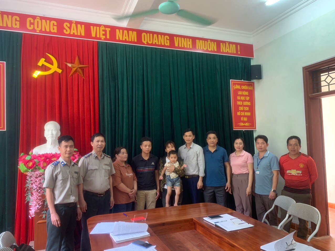 Chi cục Thi hành án dân sự huyện Yên Sơn tổ chức giao con thành công tại xã Trung Minh