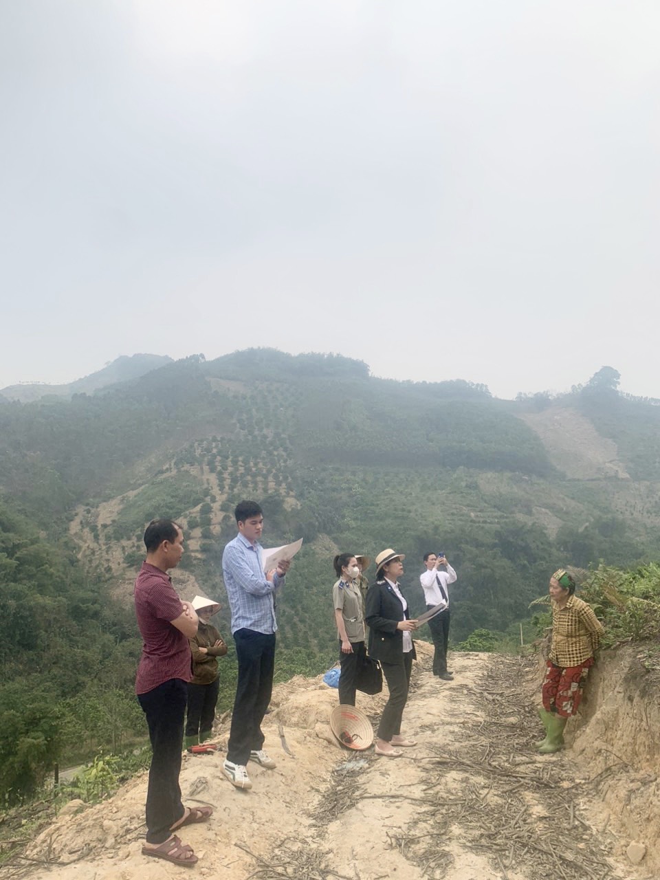 Chi cục THADS huyện Yên Sơn thực hiện giao đất rừng cho người được thi hành án