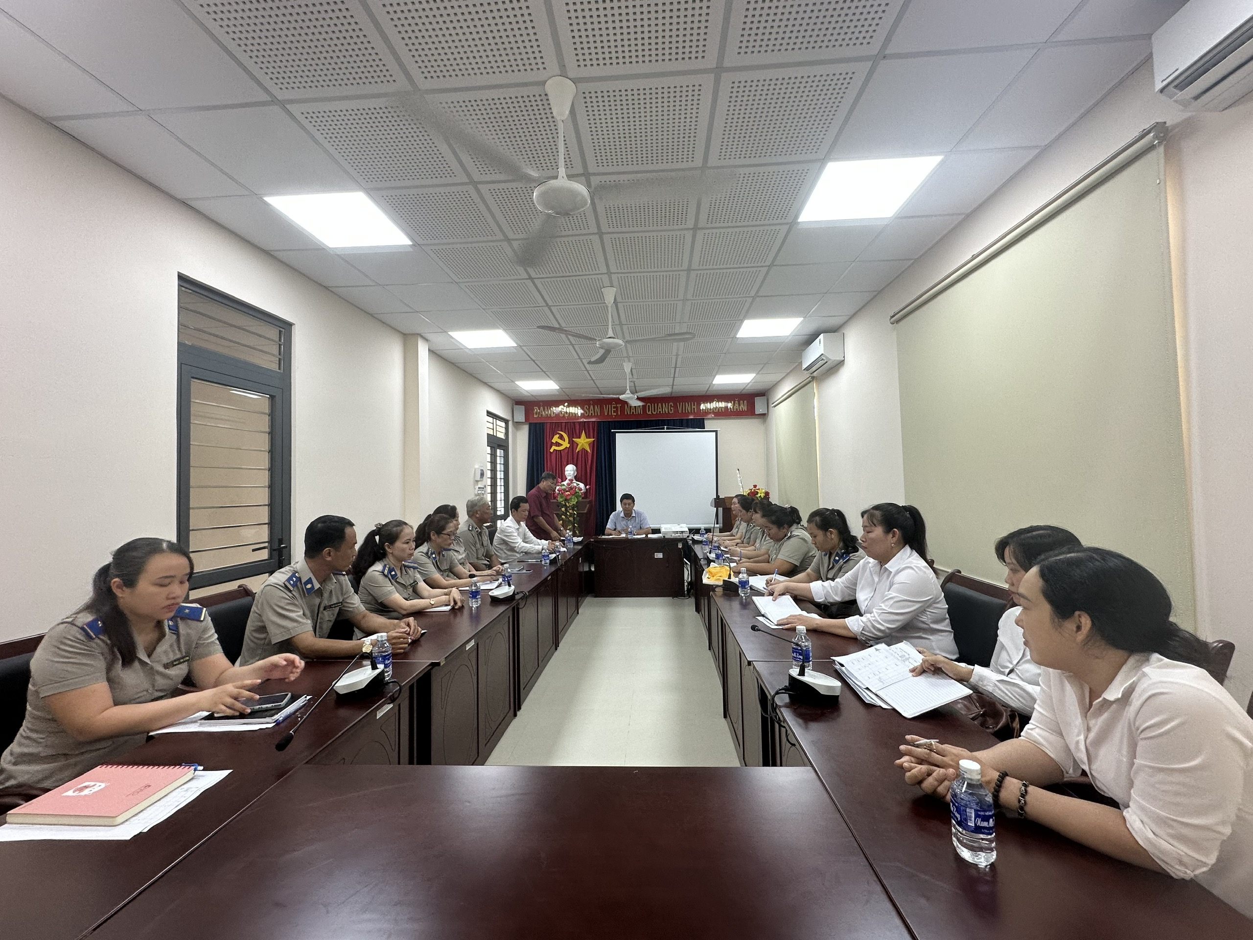 Lãnh đạo Thi hành án dân sự tỉnh Vĩnh Long làm việc tại Phòng Thi hành án dân sự 14 khu vực