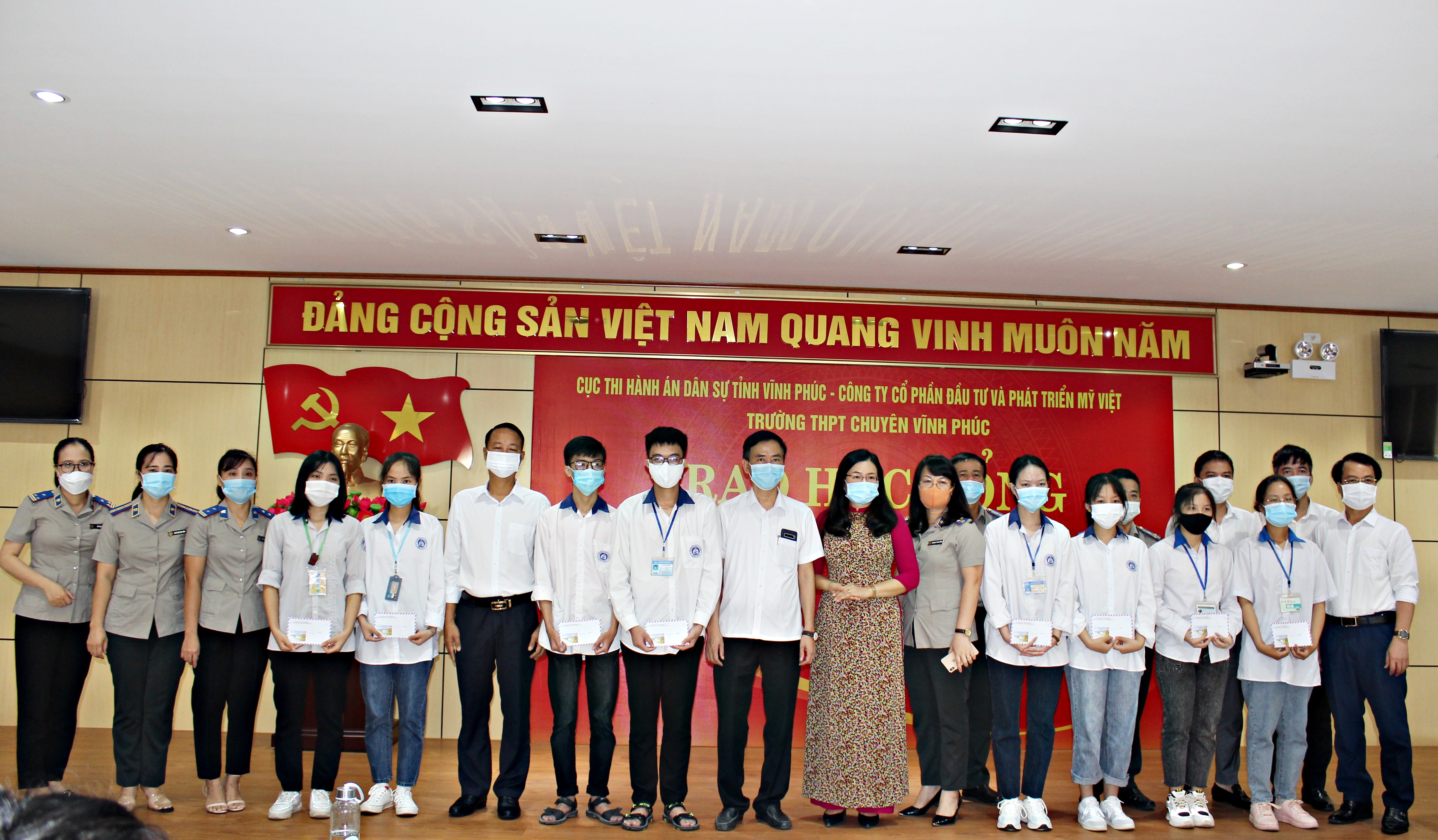 tặng quà hộ nghèo, học sinh vượt khó