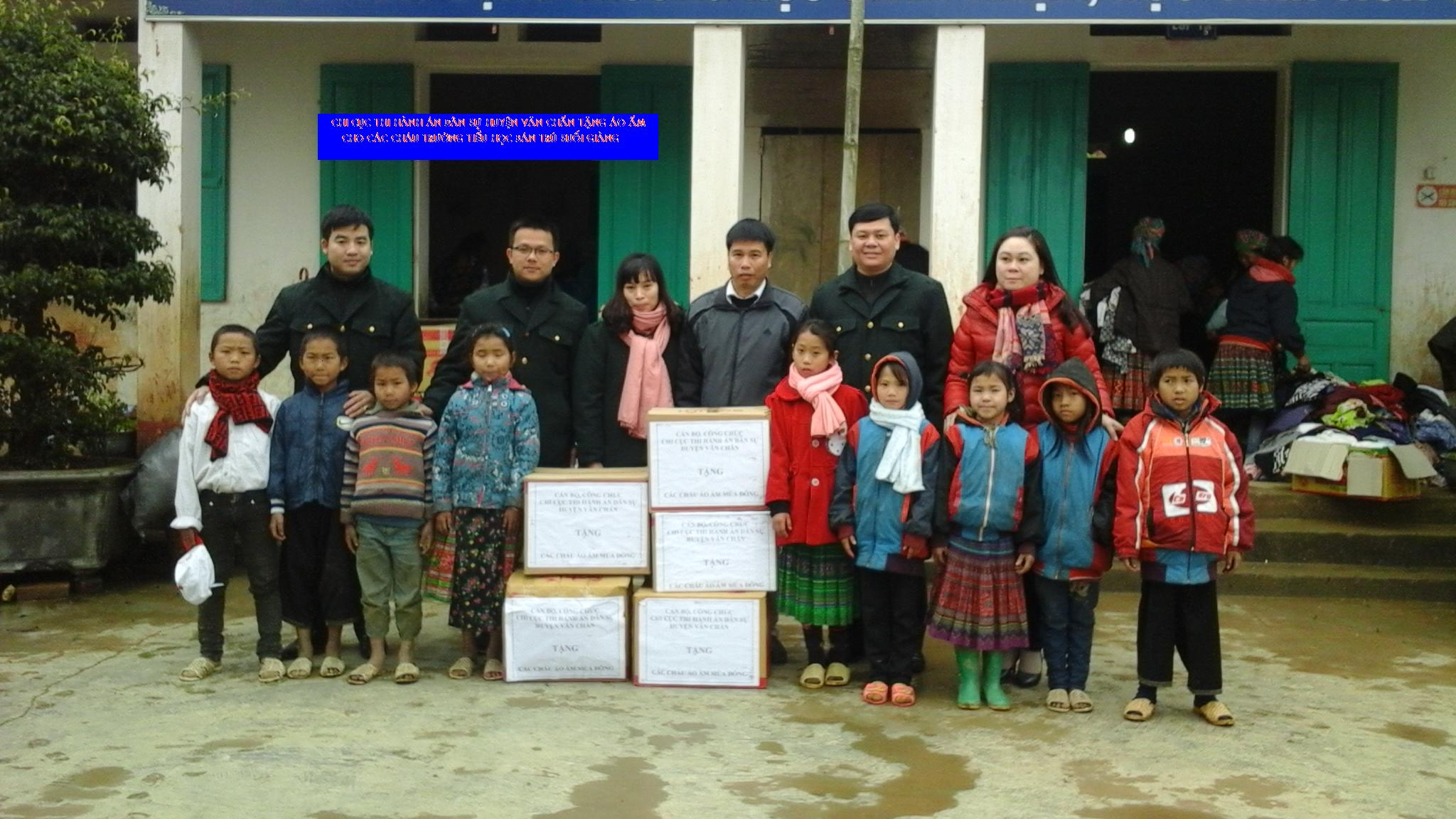Chi cục Thi hành án dân sự huyện Văn Chấn thăm và tặng quà cho các cháu trường tiểu học bán trú xã Suối Giàng, huyện Văn Chấn