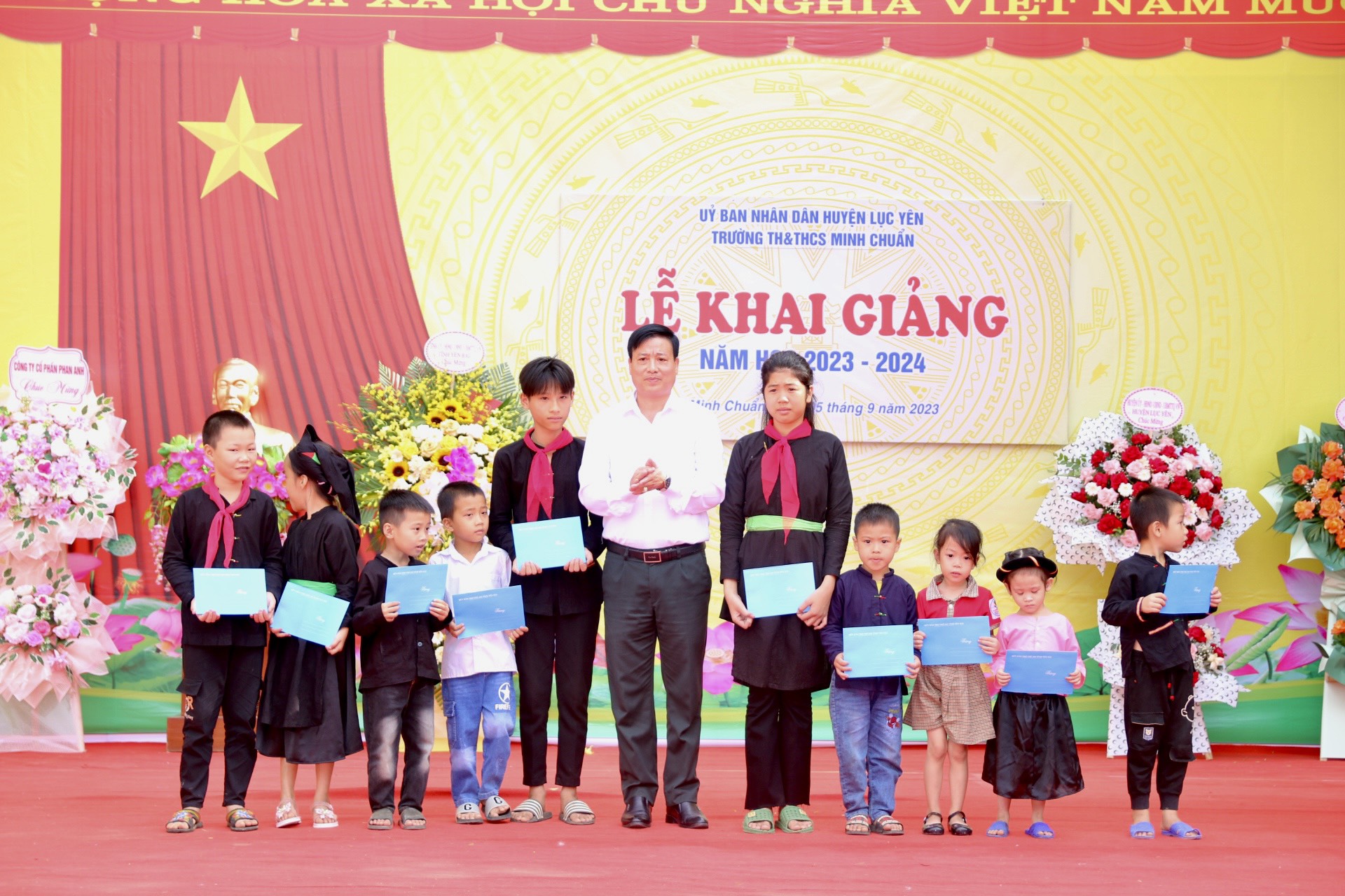 Cục THADS tỉnh Yên Bái cùng đoàn công tác của Tỉnh dự lễ khai giảng và trao quà cho học sinh nghèo vượt khó