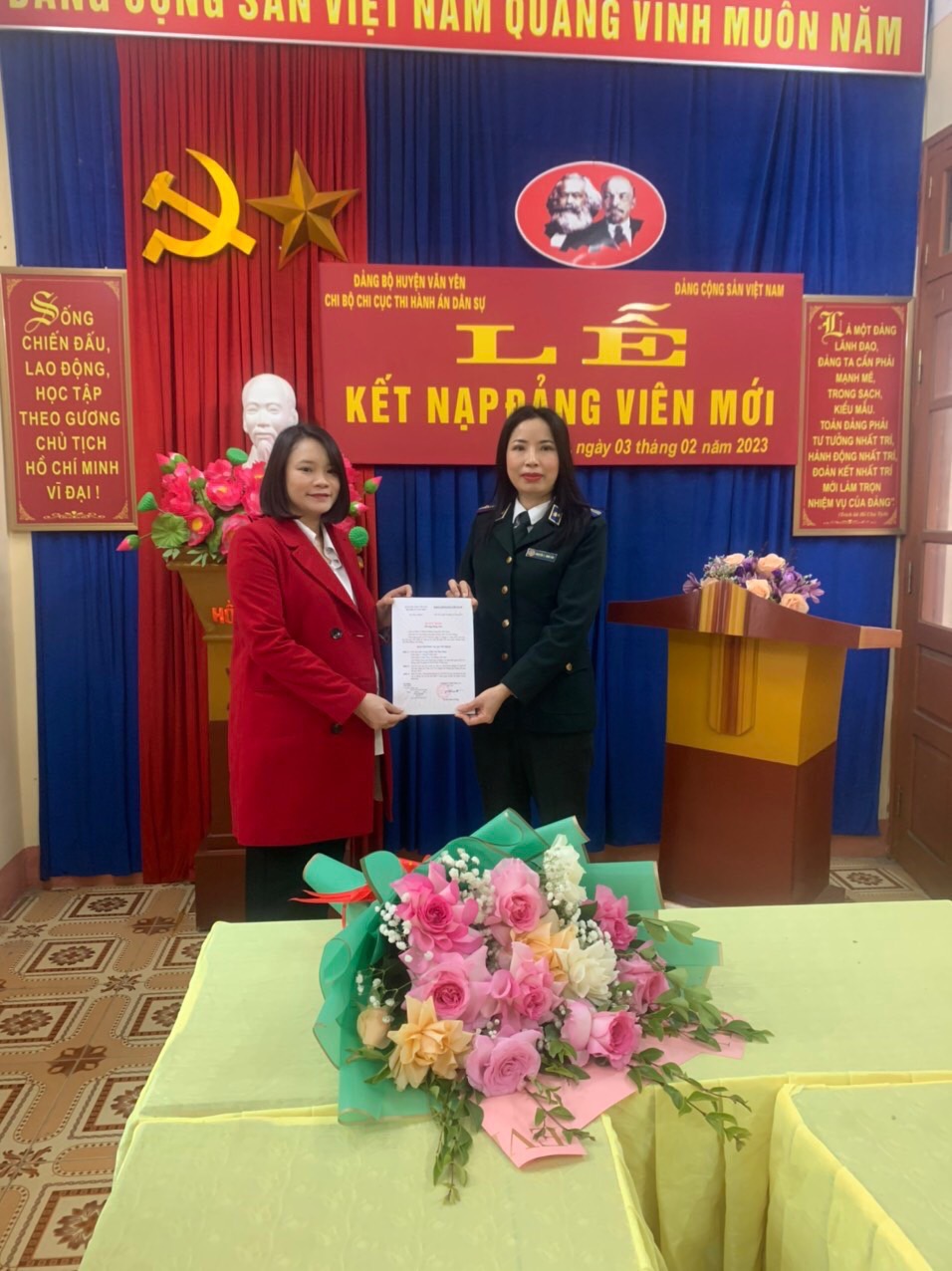 Chi bộ Chi cục Thi hành án dân sự huyện Văn Yên tổ chức Lễ kết nạp đảng viên mới