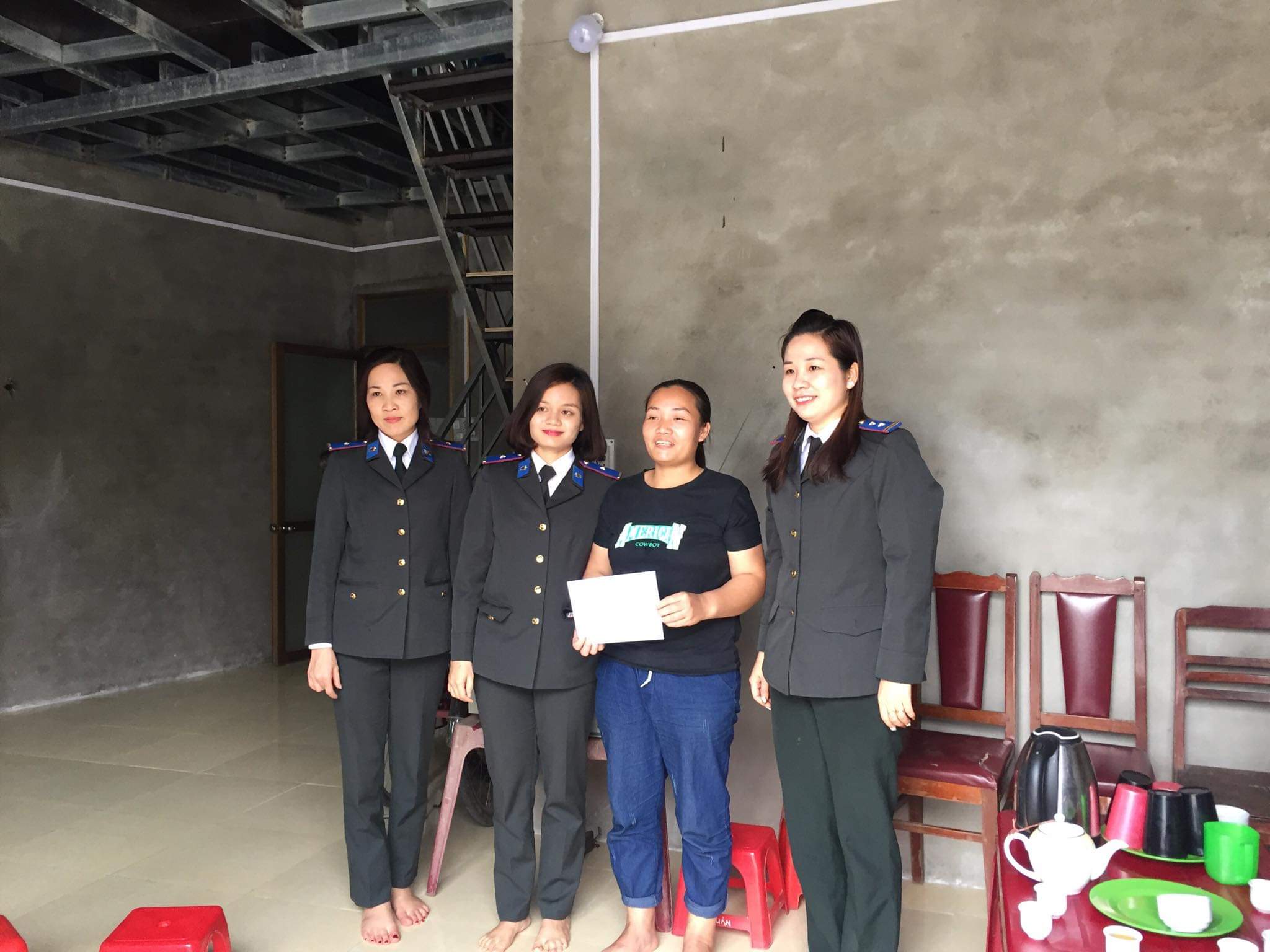 Đoàn Thanh niên Chi cục THADS thành phố Yên Bái thăm, tặng quà gia đình có hoàn cảnh khó khăn