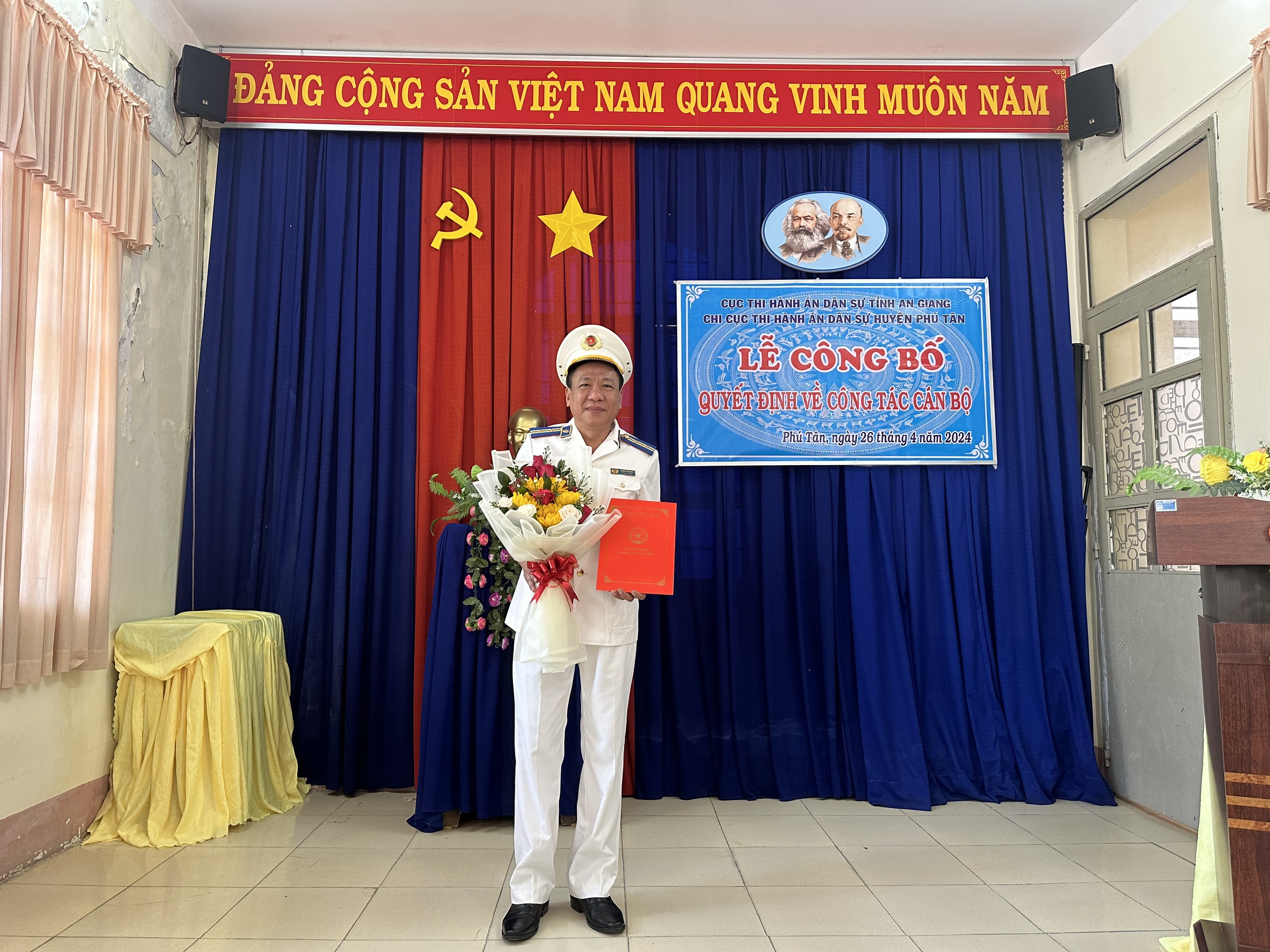 Trao quyết định bổ nhiệm lại Chi cục trưởng Chi cục Thi hành án dân sự huyện Phú Tân, tỉnh An Giang