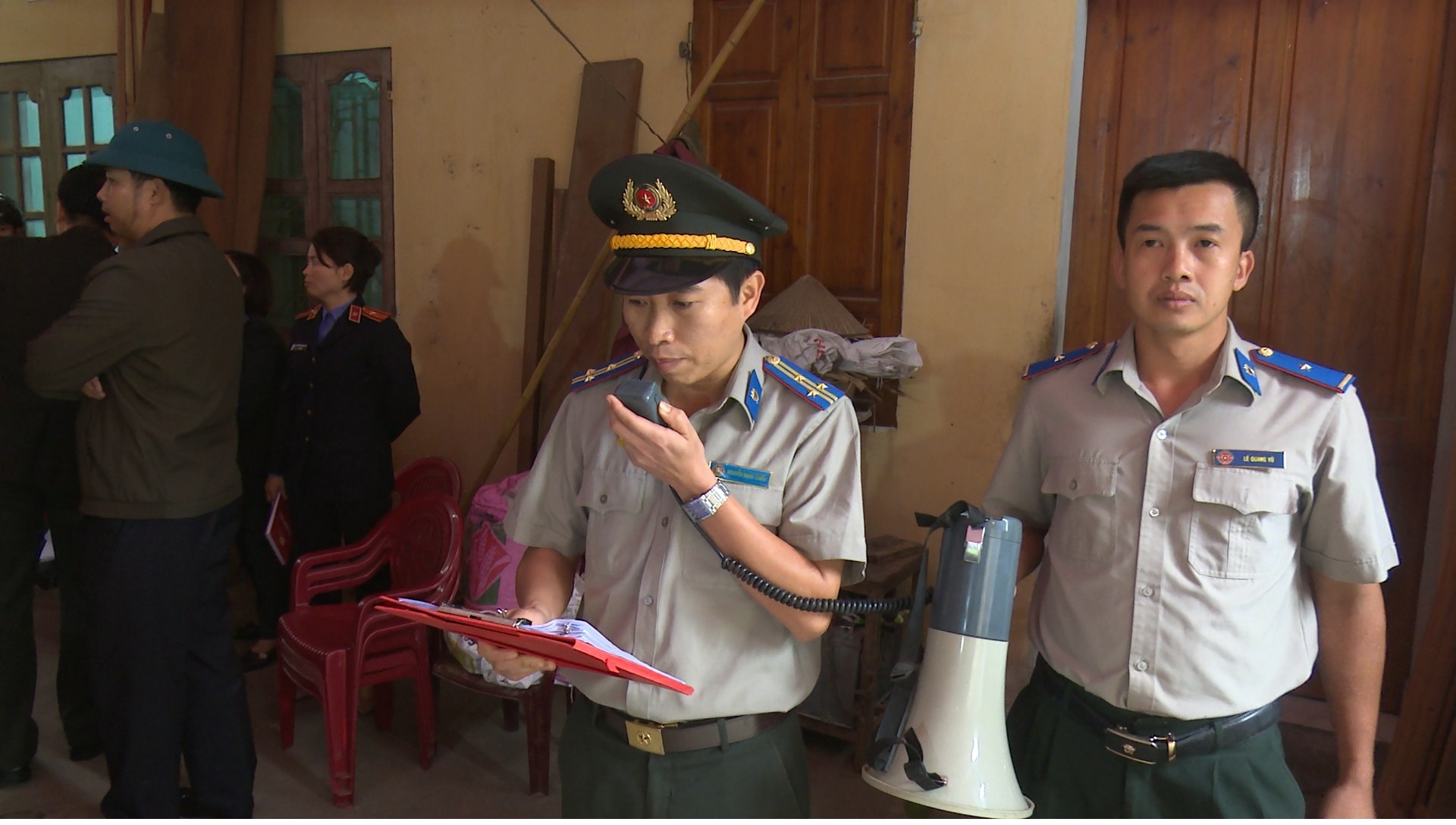 Chi cục Thi hành án dân sự huyện Yên Dũng tổ chức cưỡng chế thành công vụ giao tài sản cho người trúng đấu giá