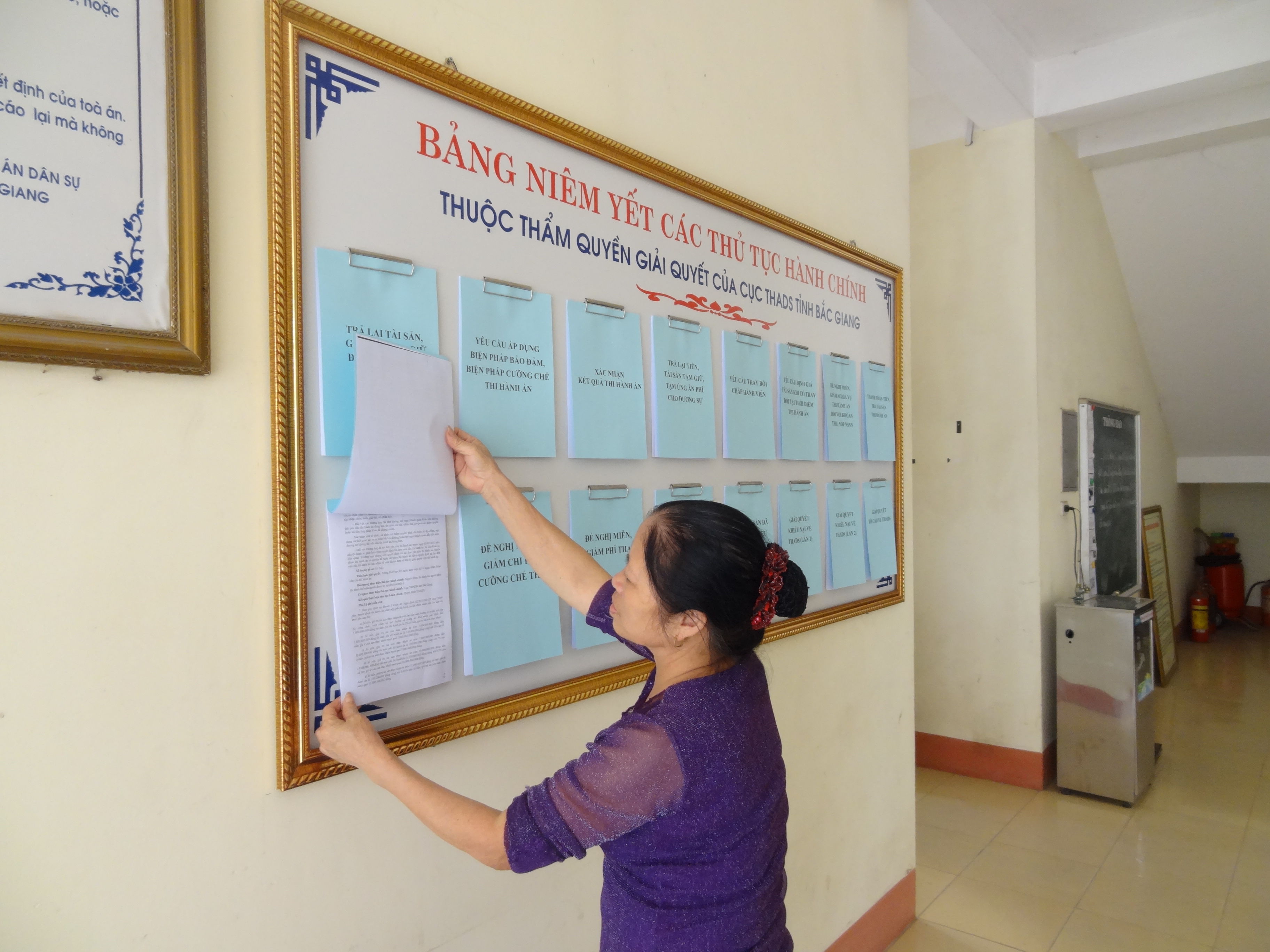 Cục Thi hành án dân sự tỉnh Bắc Giang thực hiện niêm yết công khai thủ tục hành chính góp phần giải quyết tốt hơn công việc của tổ chức, cá nhân trong hoạt động THADS