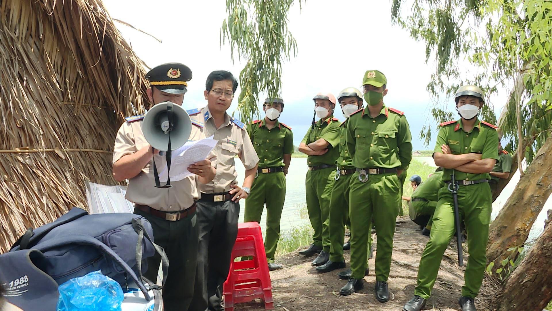 Chi cục Thi hành án dân sự huyện Hồng Dân cưỡng chế thành công vụ việc phức tạp