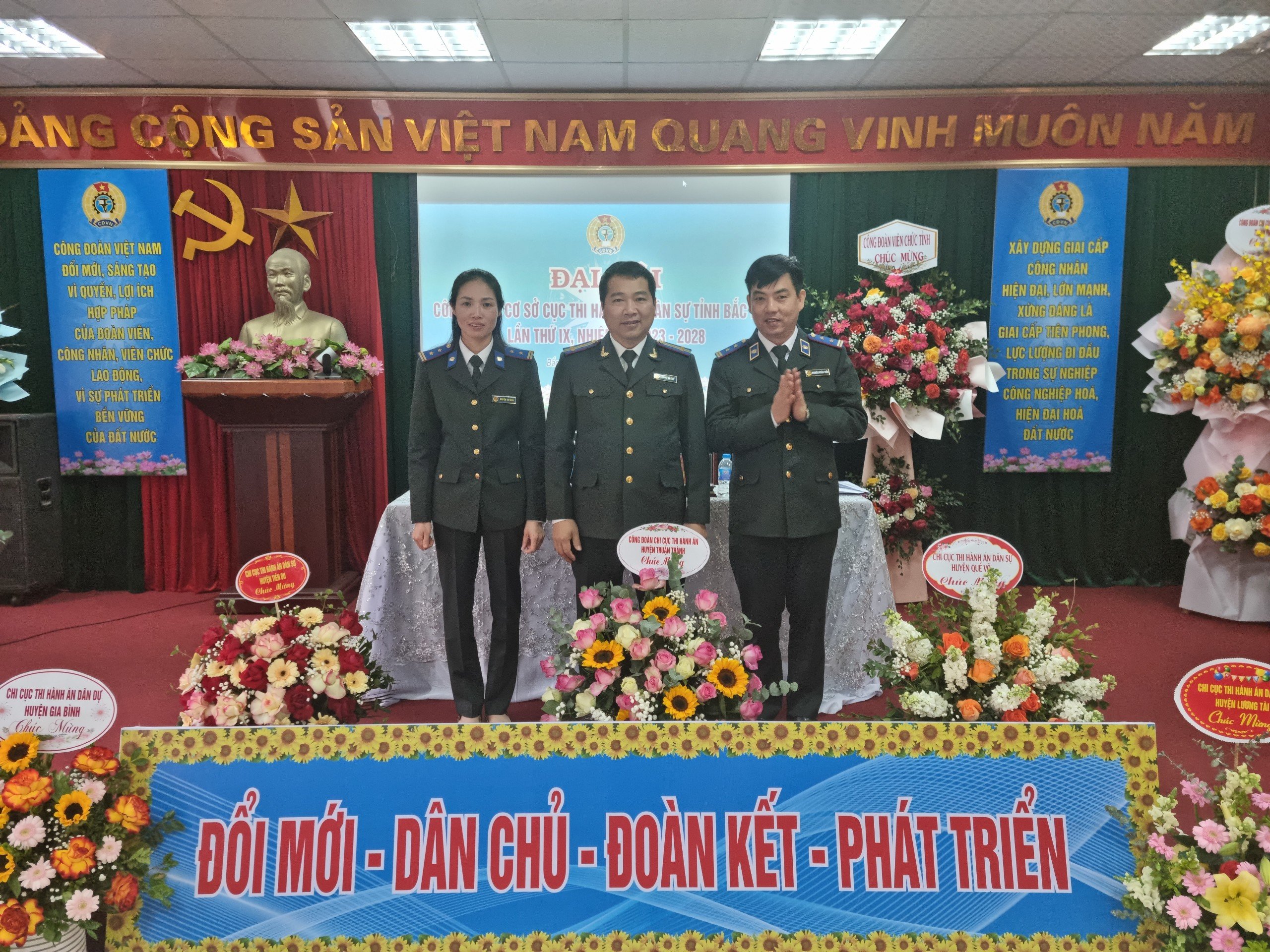 Cục Thi hành án dân sự tỉnh Bắc Ninh tổ chức lễ kỷ niệm 70 năm ngày truyền thống Thi hành án dân sự (19/7/1946 – 19/7/2016) và đón nhận Cờ Thi đua của UBND tỉnh Bắc Ninh giai đoạn 2011 - 2015