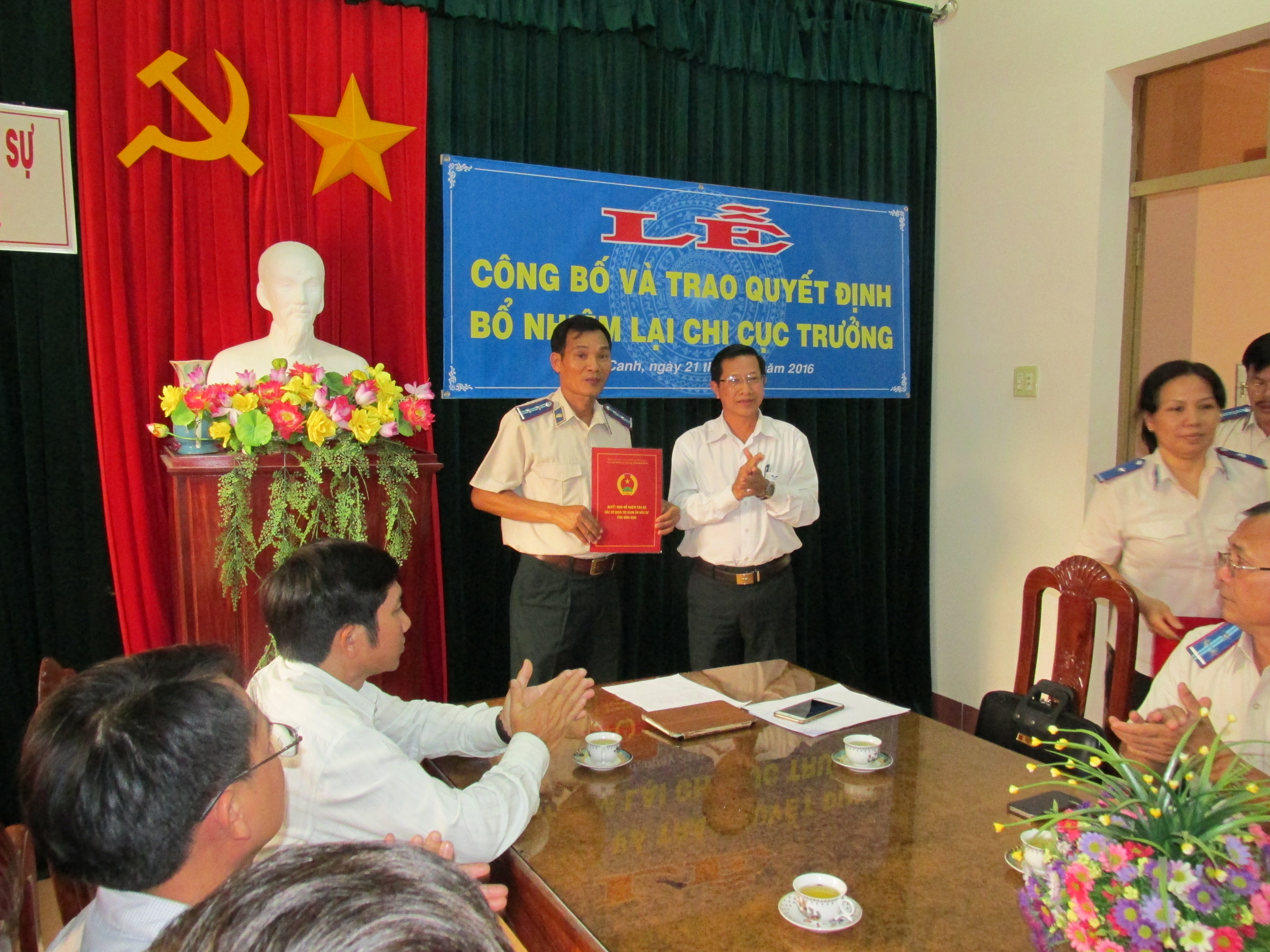 Lễ công bố và trao quyết định bổ nhiệm lại Chi cục trưởng Chi cục Thi hành án dân sự huyện Vân Canh