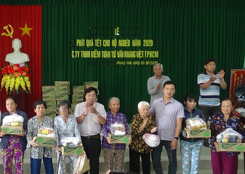 Chi cục THADS huyện Lai Vung phối với mạnh thường quân tặng quà cho hộ nghèo nhân dịp tết nguyên đán Canh Tý