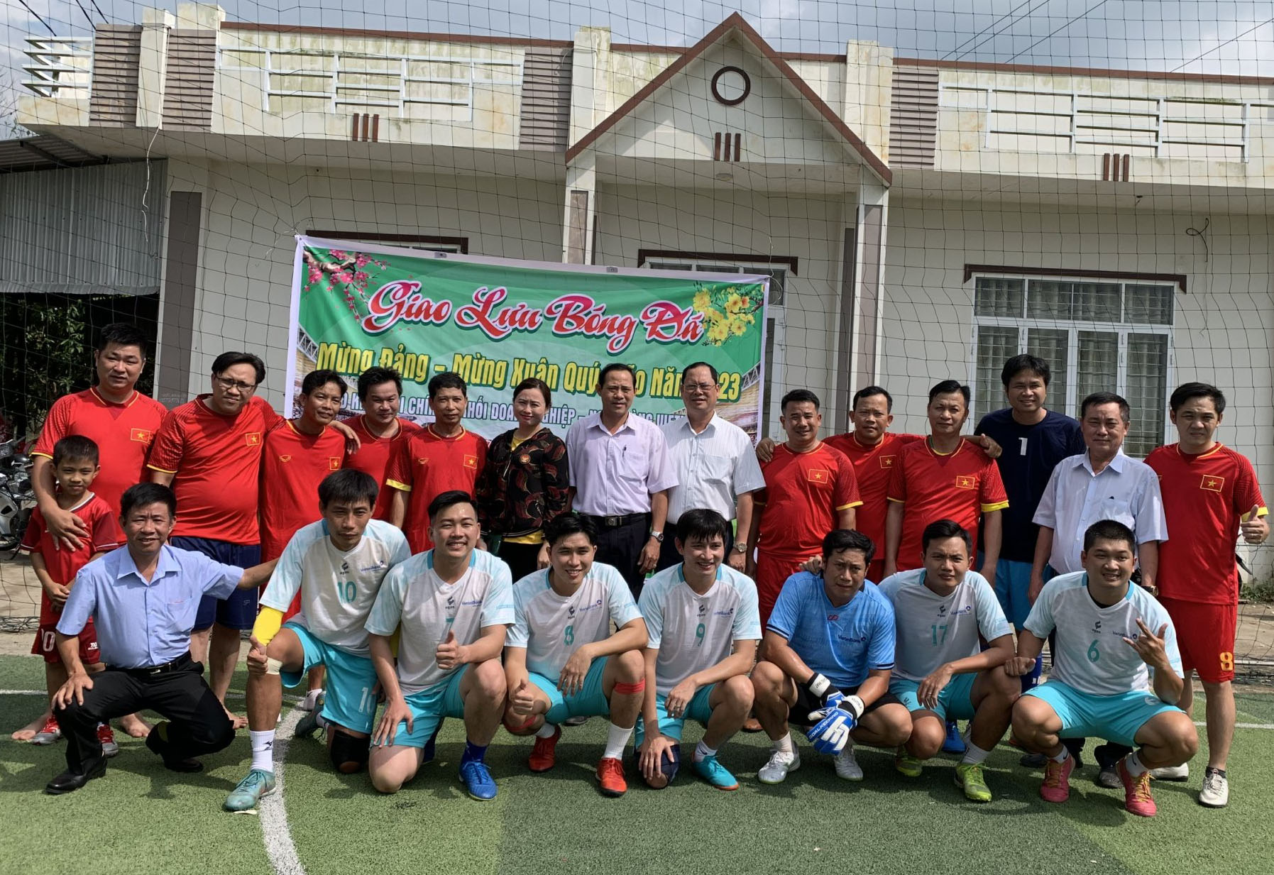 Công đoàn cơ sở Khối Nội chính huyện Tam Nông tổ chức hoạt động giao lưu bóng đá, mừng Đảng, mừng Xuân Quý Mão năm 2023.