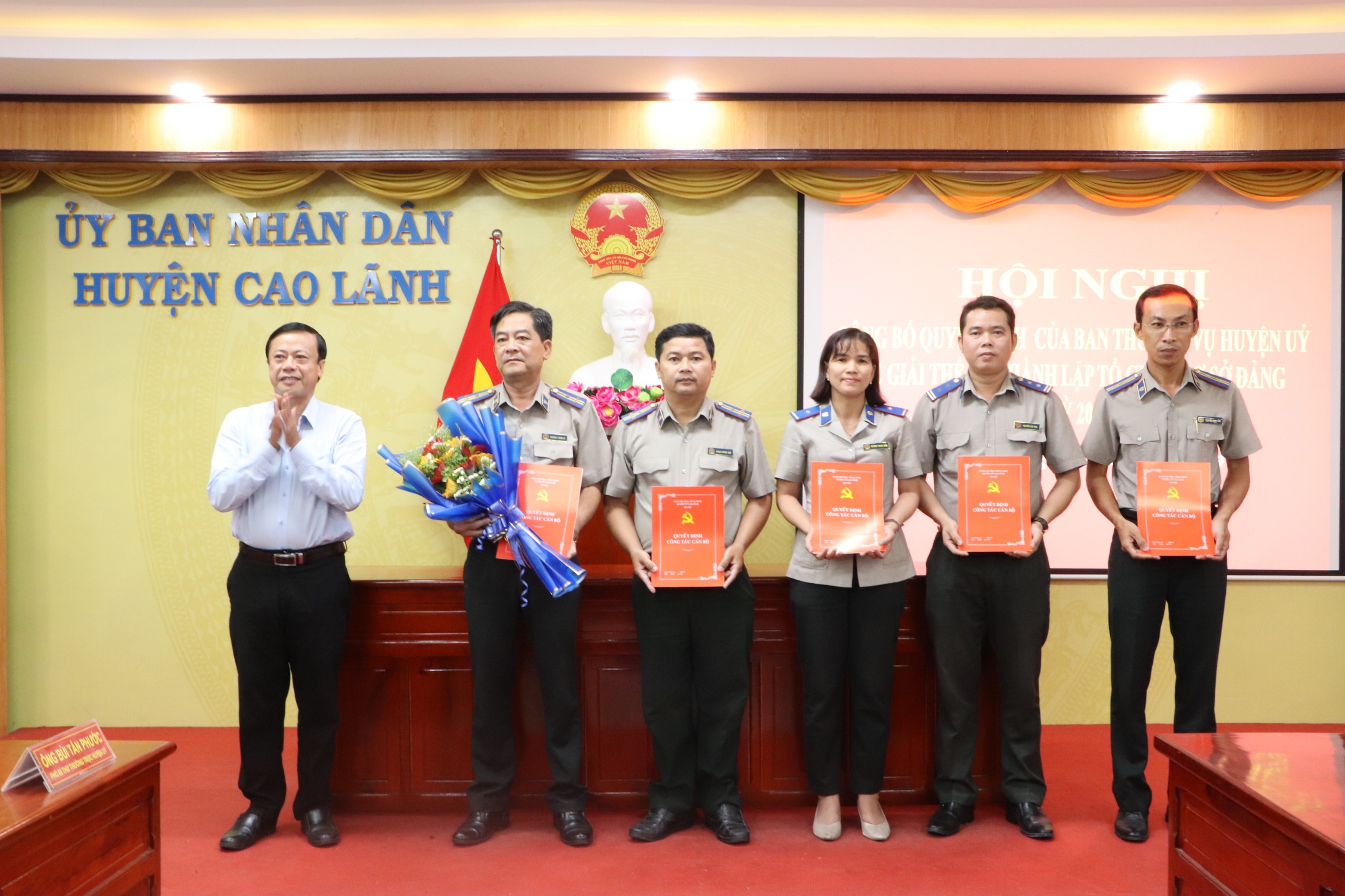 Phó Bí thư Huyện uỷ Cao Lãnh trao Quyết định thành lập Chi bộ Thi hành án huyện Cao Lãnh