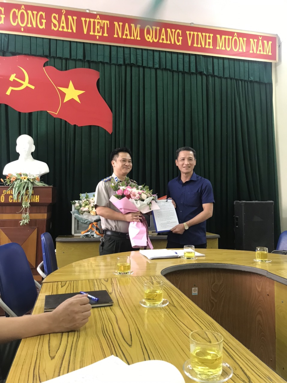 Công bố, trao quyết định giao Quyền Chi cục trưởng Chi cục Thi hành án dân sự huyện Bình Giang, tỉnh Hải Dương.