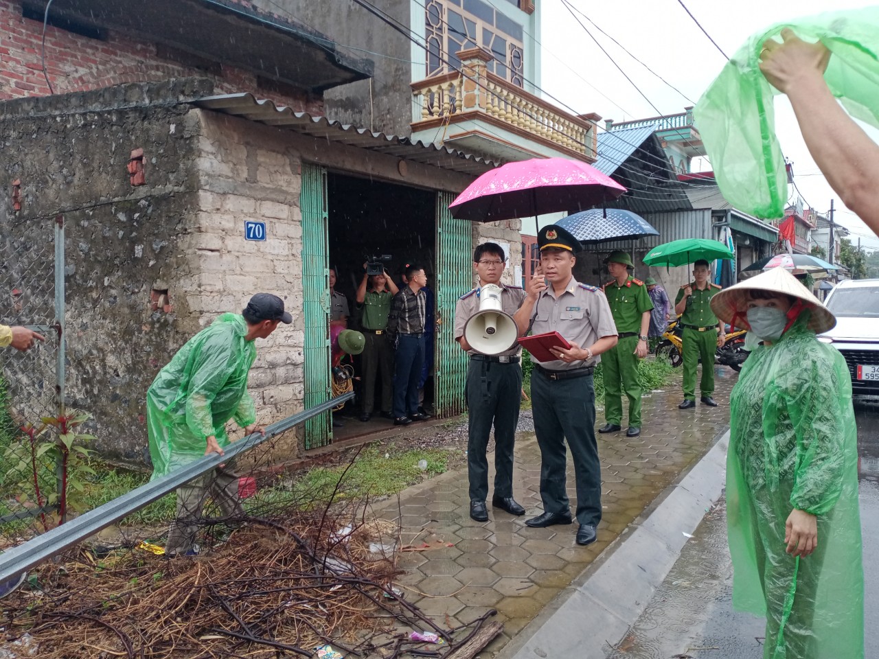 Cục Thi hành án dân sự tỉnh Hải Dương tổ chức cưỡng chế chuyển giao quyền sử dụng đất tại Khu dân cư Duyên Linh, phường Duy Tân,  thị xã Kinh Môn