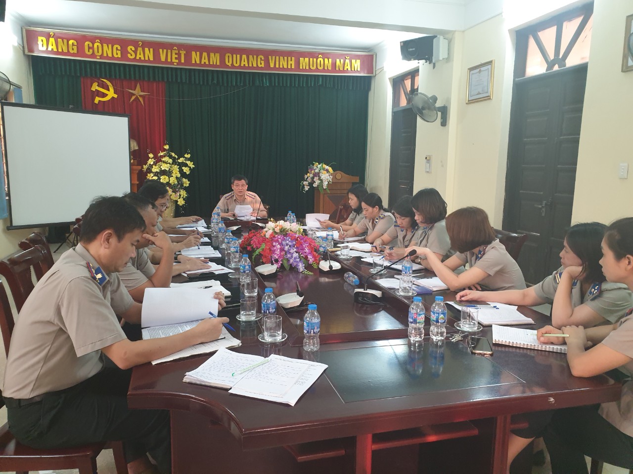 Đồng chí Nguyễn Văn Tuấn- Cục trưởng Cục Thi hành án dân sự tỉnh làm việc tại Chi cục Thi hành án dân sự thành phố Chí Linh