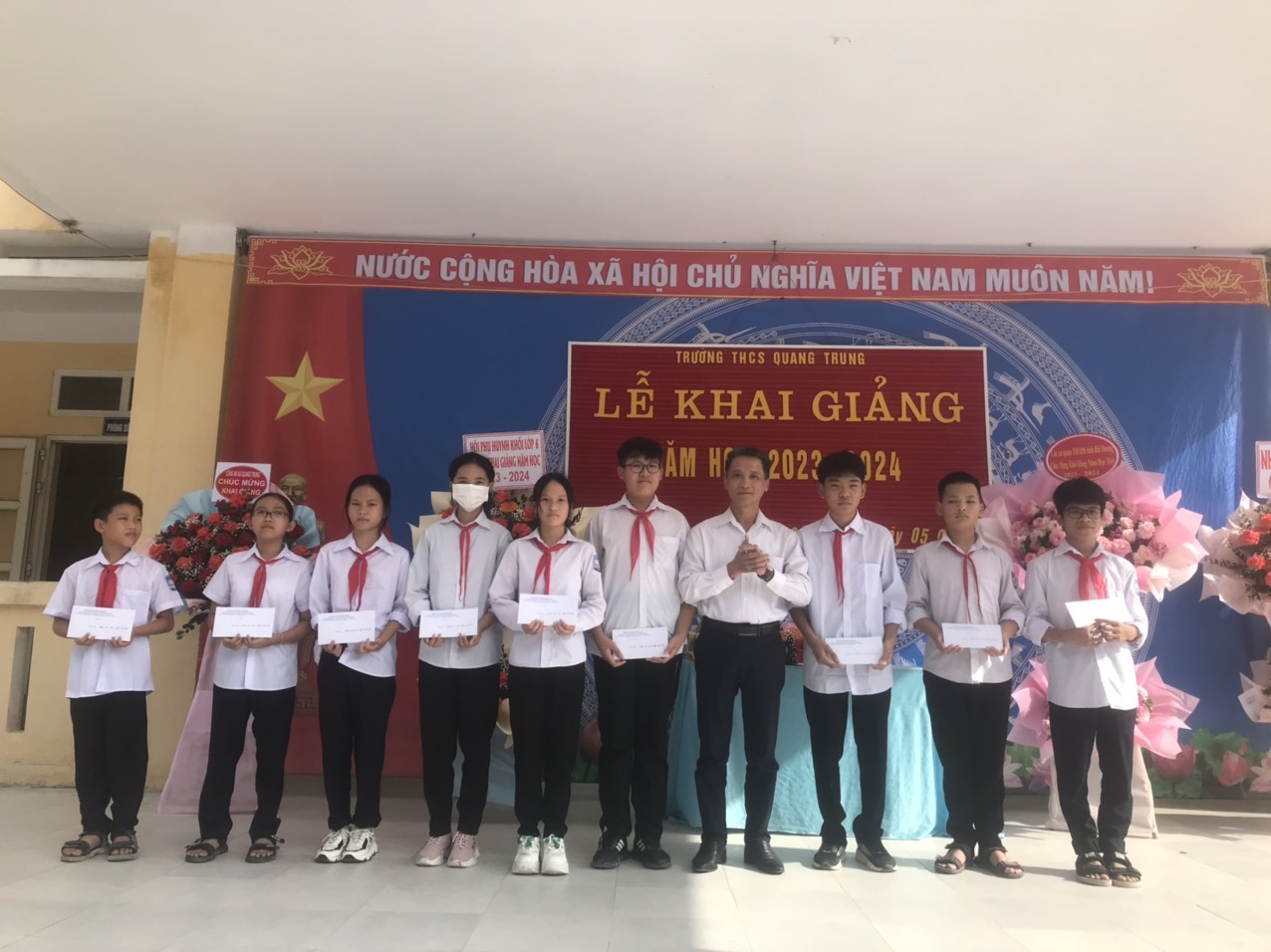 Lãnh đạo Cục Thi hành án dân sự (THADS) tỉnh Hải Dương  dự lễ khai giảng và trao học bổng cho các học sinh có hoàn cảnh khó khăn vượt khó trong học tập tại Trường THCS và Trường Tiểu học xã Quang Trung, huyện Tứ Kỳ