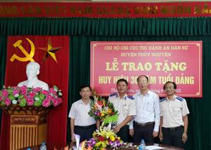 Chi bộ Chi cục Thi hành án dân sự huyện Thủy Nguyên tổ chức Lễ trao Huy hiệu 30 năm tuổi Đảng cho Đảng viên Phạm Quang Bộ, đợt 02/9/2015.
