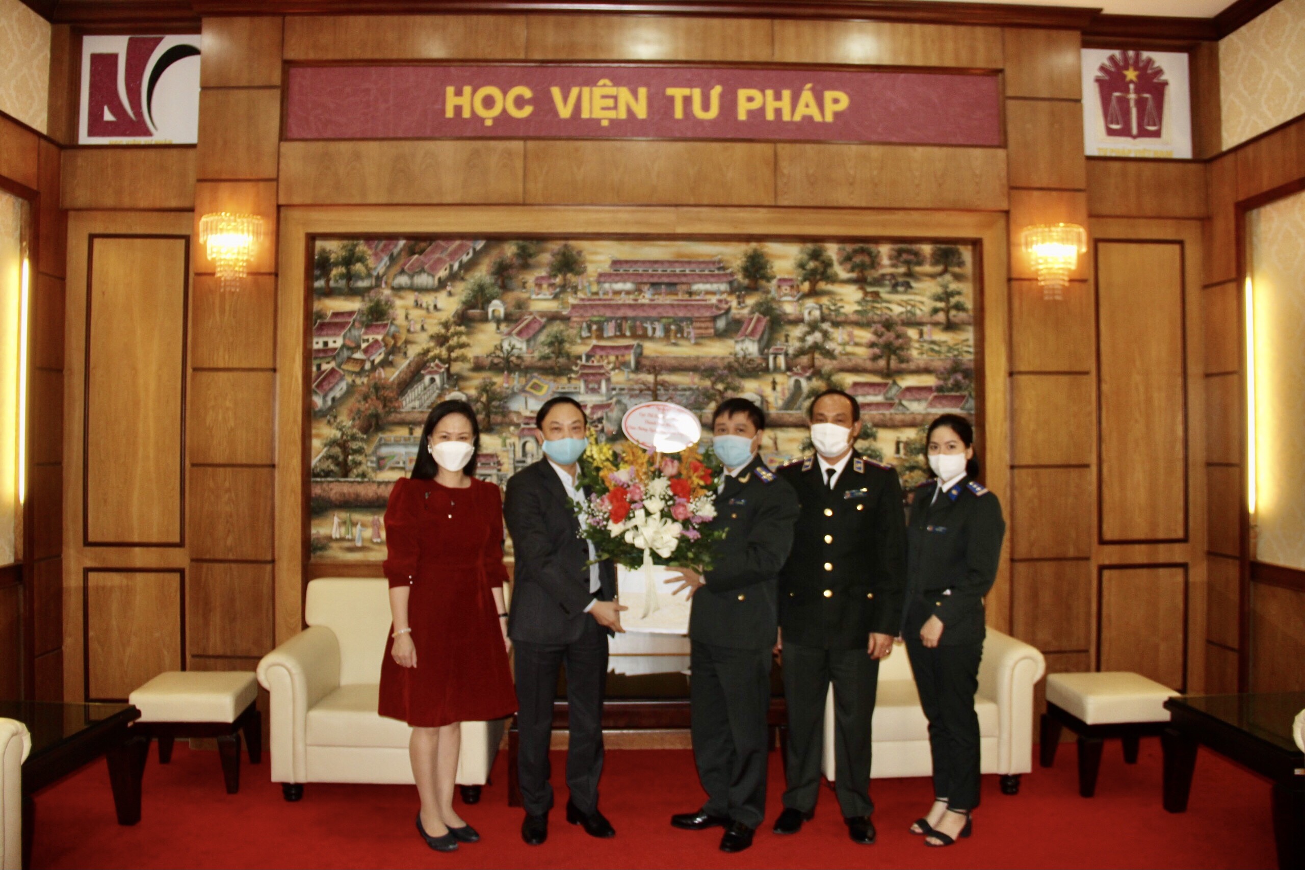 Cục Thi hành án dân sự thành phố Hà Nội tặng hoa chúc mừng Học viện Tư pháp nhân ngày Nhà giáo Việt Nam năm 2021
