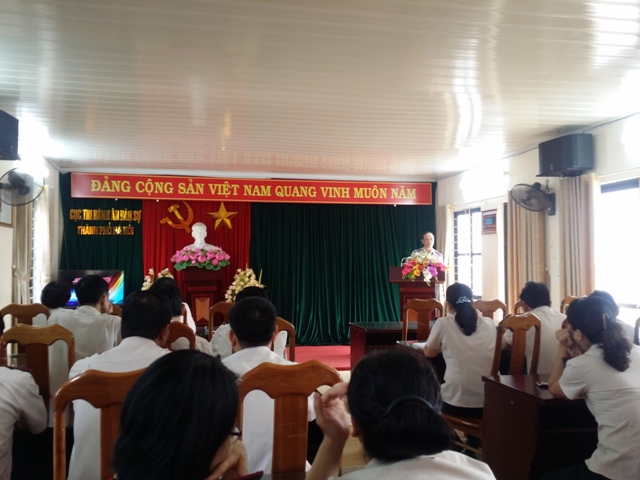 Cục Thi hành án dân sự thành phố Hà Nội tổ chức chào cờ và sinh hoạt chuyên môn vào sáng thứ Hai hàng tuần