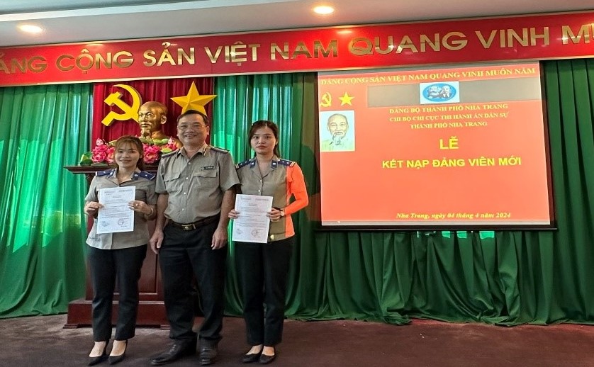 Lễ kết nạp Đảng viên mới của Chi bộ Chi cục Thi hành án dân sự thành phố Nha Trang