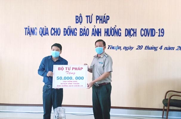 Bộ Tư pháp hỗ trợ cho người dân huyện Vĩnh Thuận, tỉnh Kiên Giang để phòng, chống dịch Covid-19