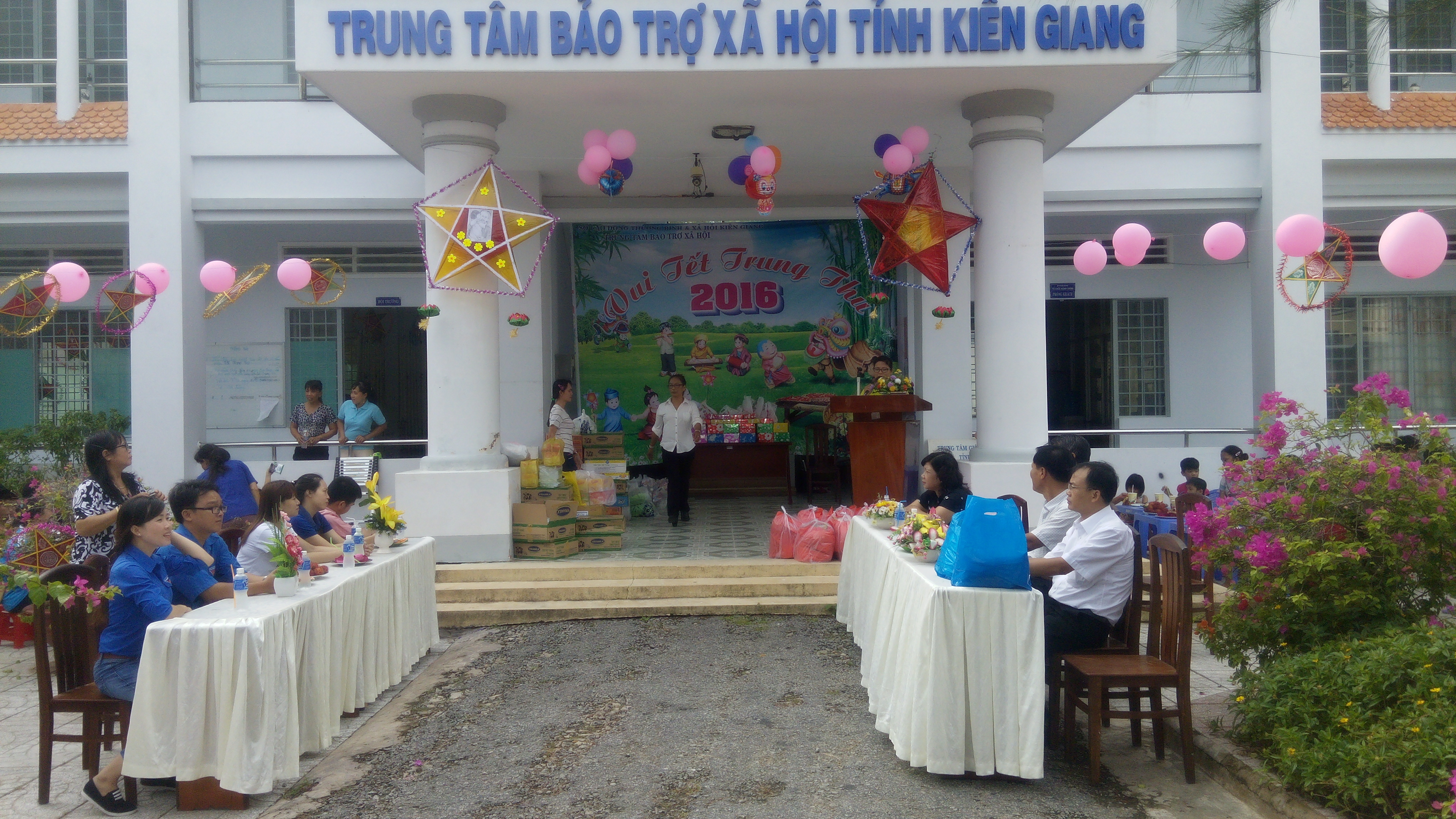 Chi đoàn Cục Thi hành án dân sự tỉnh  tặng quà Trung thu cho các em mồ côi và khuyết tật tại Trung tâm Bảo trợ xã hội tỉnh Kiên Giang.