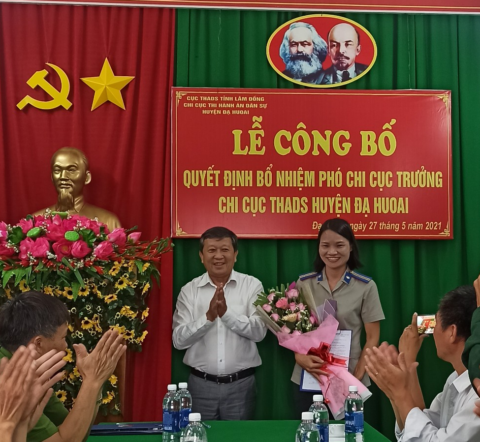Trao quyết định bổ nhiệm Phó Chi cục trưởng Chi cục Thi hành án dân sự huyện Đạ Huoai, tỉnh Lâm Đồng