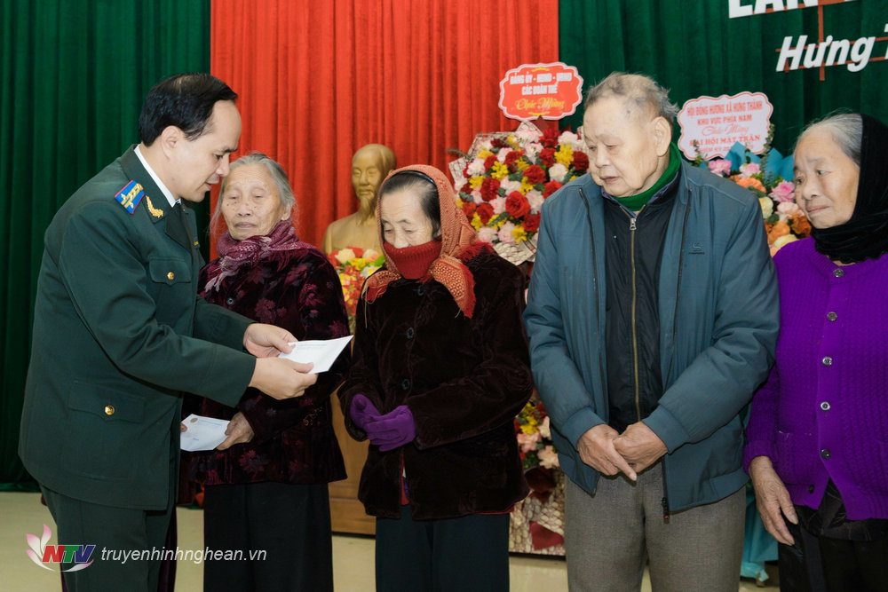 Trao 50 suất quà Tết cho các hộ nghèo, hộ gia đình có hoàn cảnh khó khăn ở huyện Hưng Nguyên