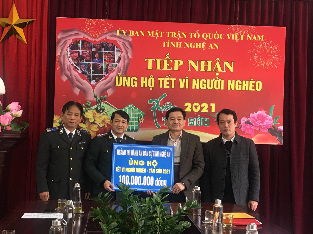 Cục Thi hành án dân sự tỉnh Nghệ An tặng quà Tết cho các hộ nghèo, gia đình chính sách tại xã Lạng Sơn, huyện Anh Sơn, tỉnh Nghệ An