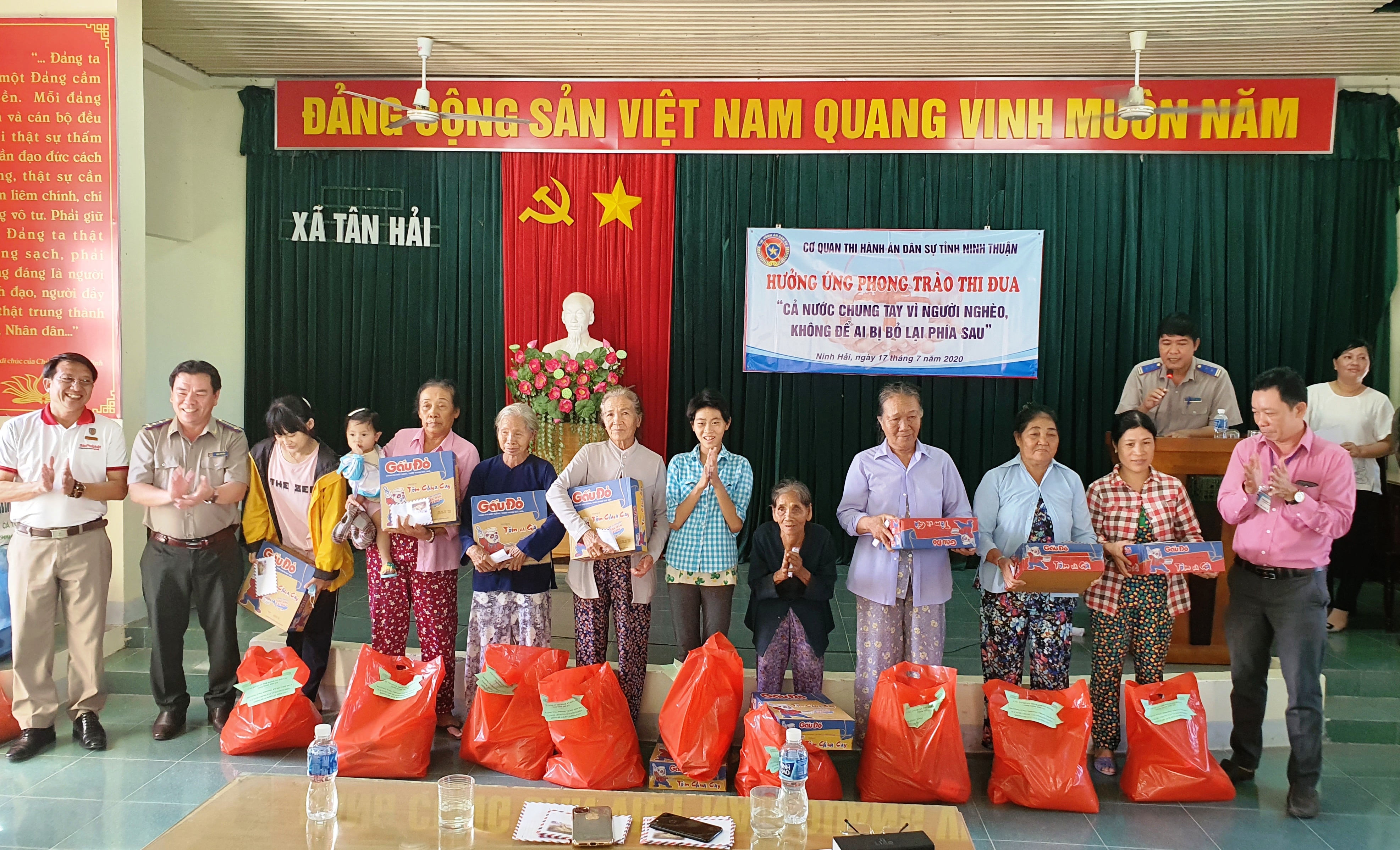 Cục Thi hành án dân sự tỉnh Ninh Thuận hưởng ứng phong trào thi đua “Cả nước chung tay vì người nghèo-Không để ai bị bỏ lại phía sau” và phong trào ”Cả nước chung sức xây dựng nông thôn mới”