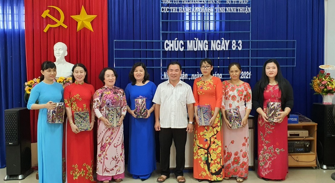 Nữ CĐCS Cục THADS tỉnh Ninh Thuận hưởng ứng “Tuần lễ áo dài” năm 2021