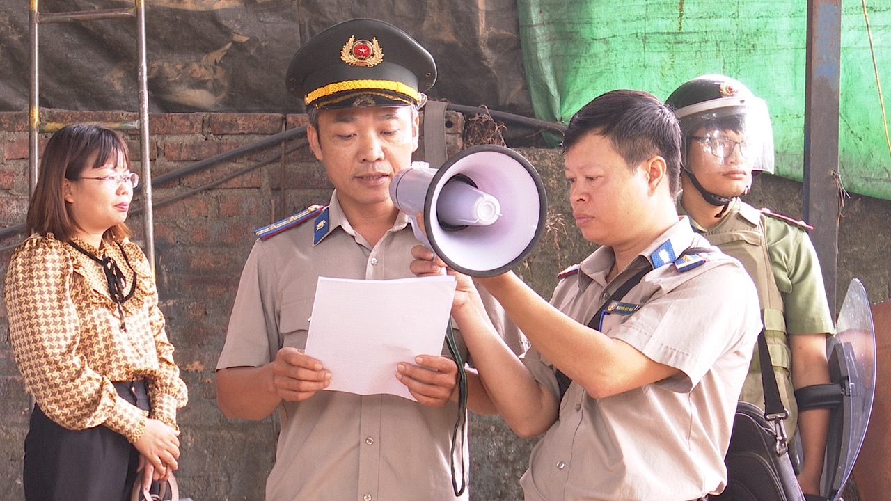 Chi cục Thi hành án dân sự huyện Đoan Hùng tổ chức cưỡng chế thi hành án tại tại xã Yên Kiện