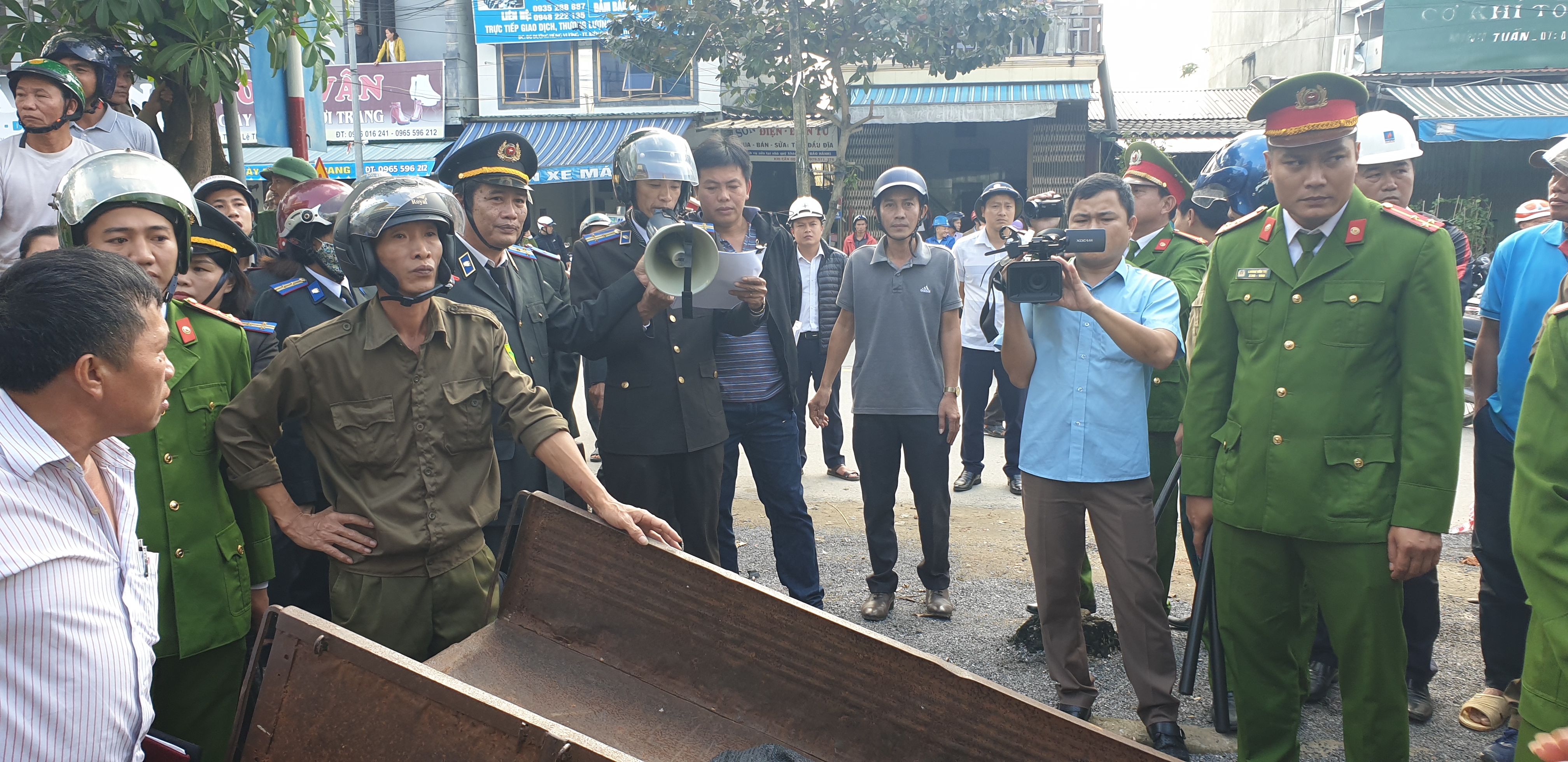 Chi cục Thi hành án dân sự huyện Lệ Thủy, tỉnh Quảng Bình tổ chức cưỡng chế thành công vụ việc thi hành án dân sự phức tạp, kéo dài trên địa bàn.